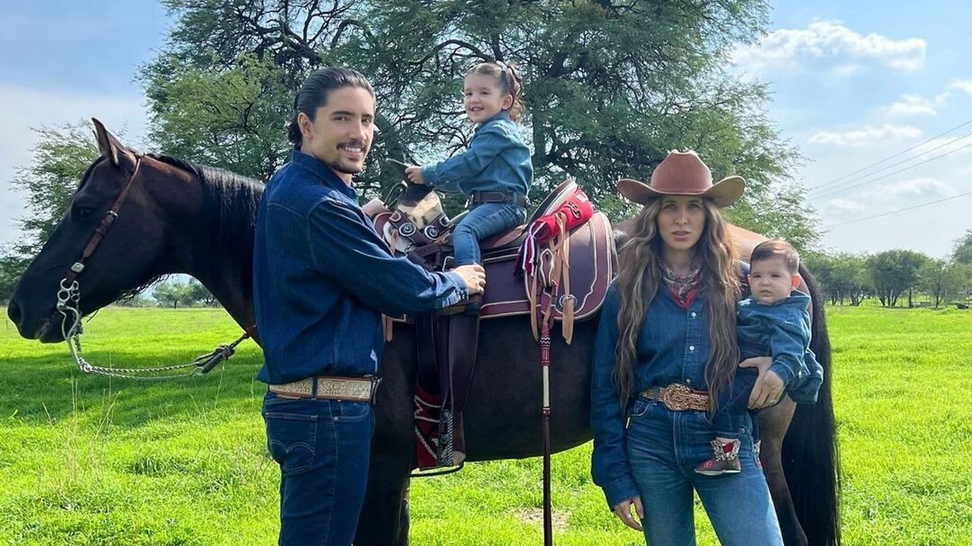 En compañía de sus hijas, Alex Fernández celebra a su mujer en el rancho familiar