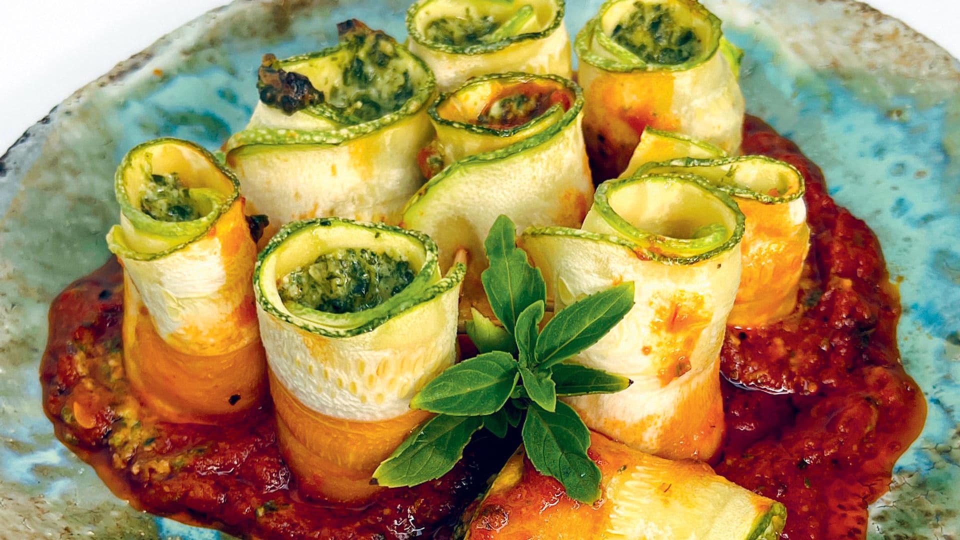 'Rolls' de calabacín rellenos de queso con salsa de tomates secos