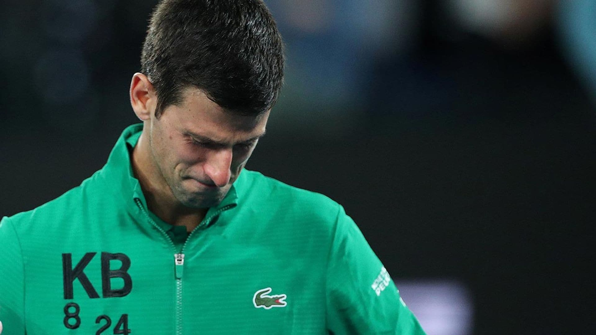 Una sudadera en su honor y un mar de lágrimas, Novak Djokovic recuerda en la pista a Kobe Bryant