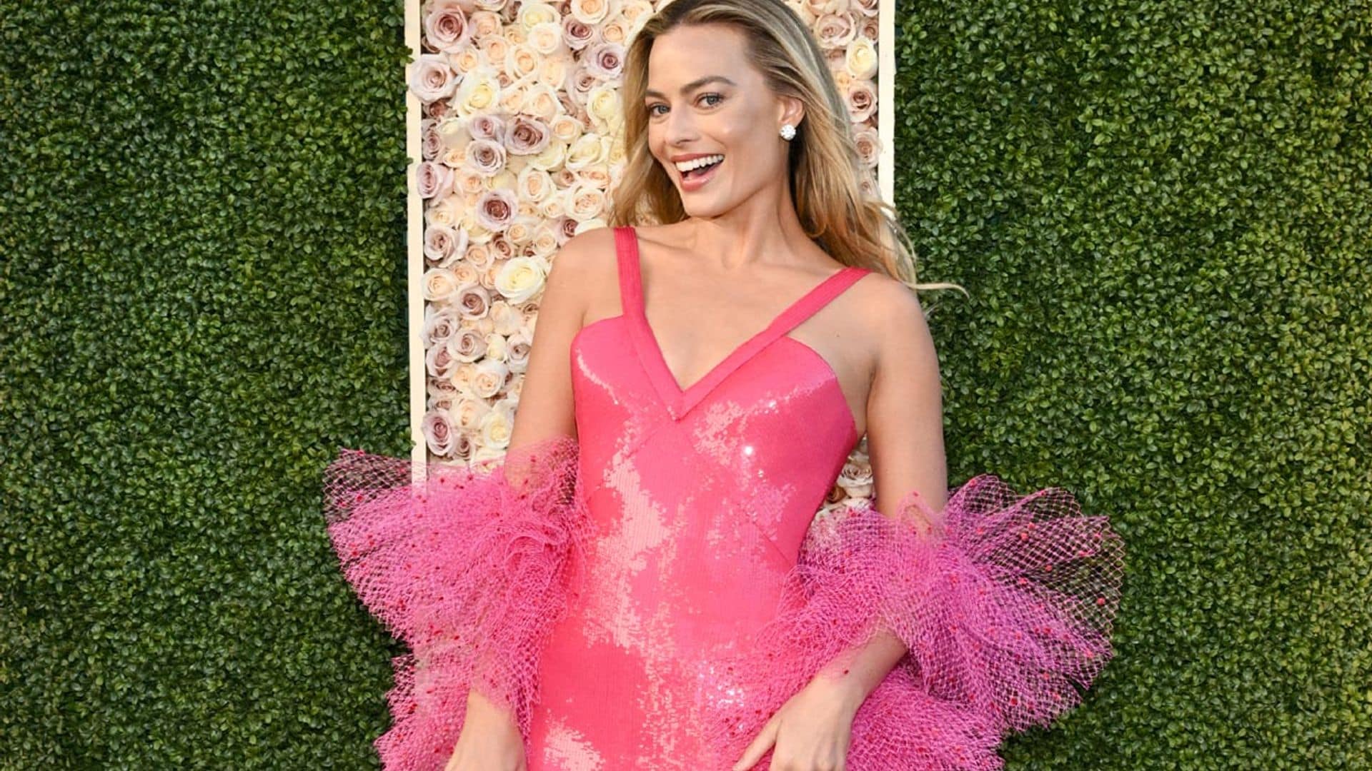 ¡Impresionante! Margot Robbie se supera con un vestidazo 'Barbiecore' de lentejuelas y volantes de red