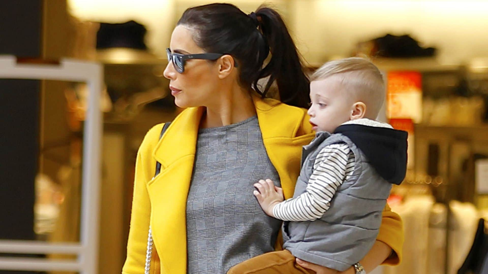 Pilar Rubio convierte el abrigo amarillo en su básico premamá para ir de compras