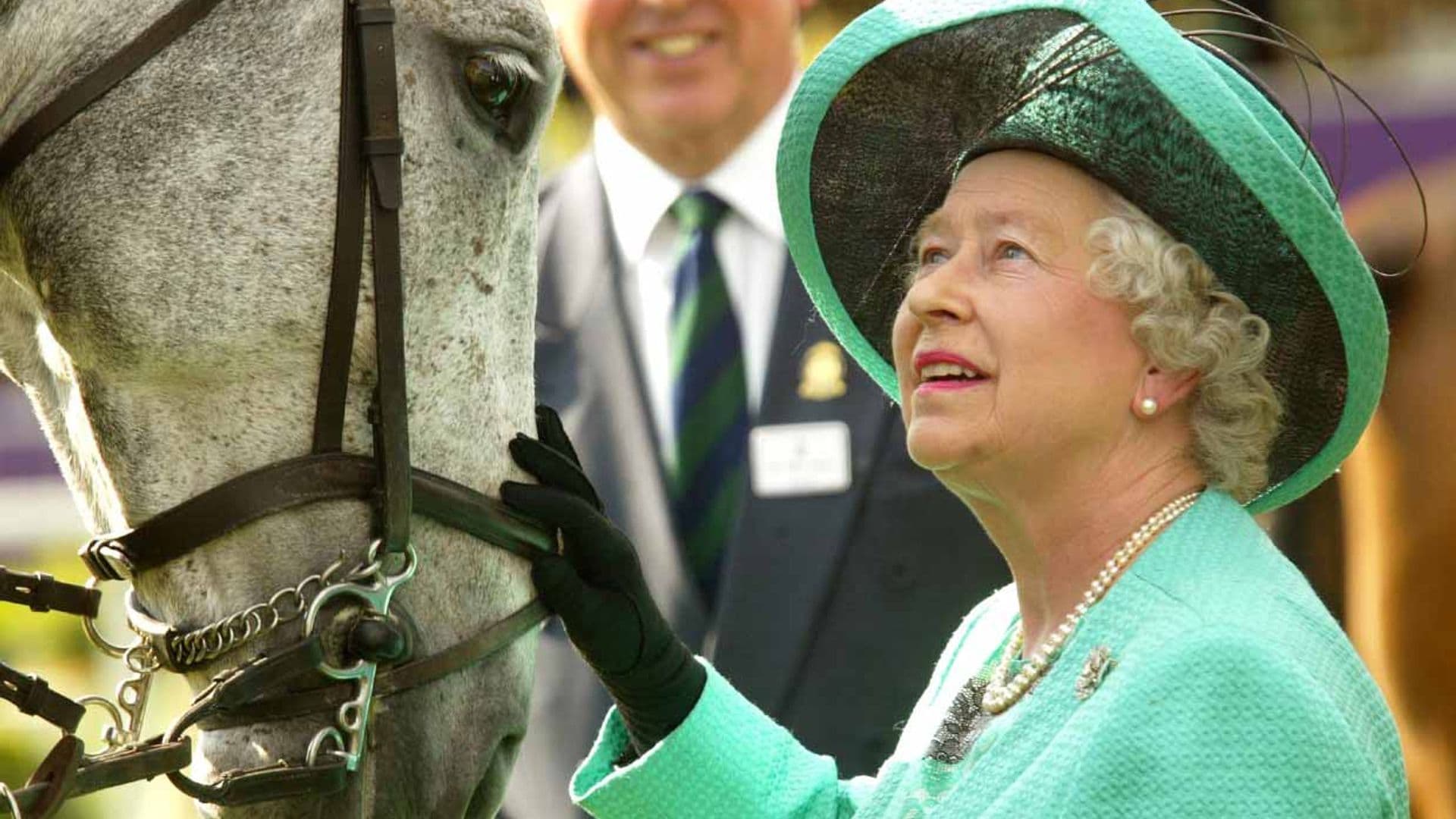 Isabel II vuelve a montar a caballo a sus 94 años, tras celebrar su 73º aniversario de boda