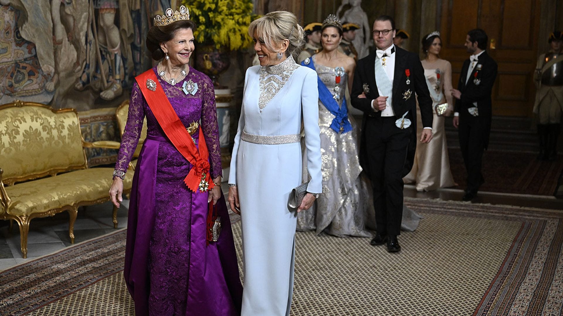 De la sintonía entre Silvia de Suecia y Brigitte al desfile de tiaras: la cena de gala en Estocolmo con el matrimonio Macron