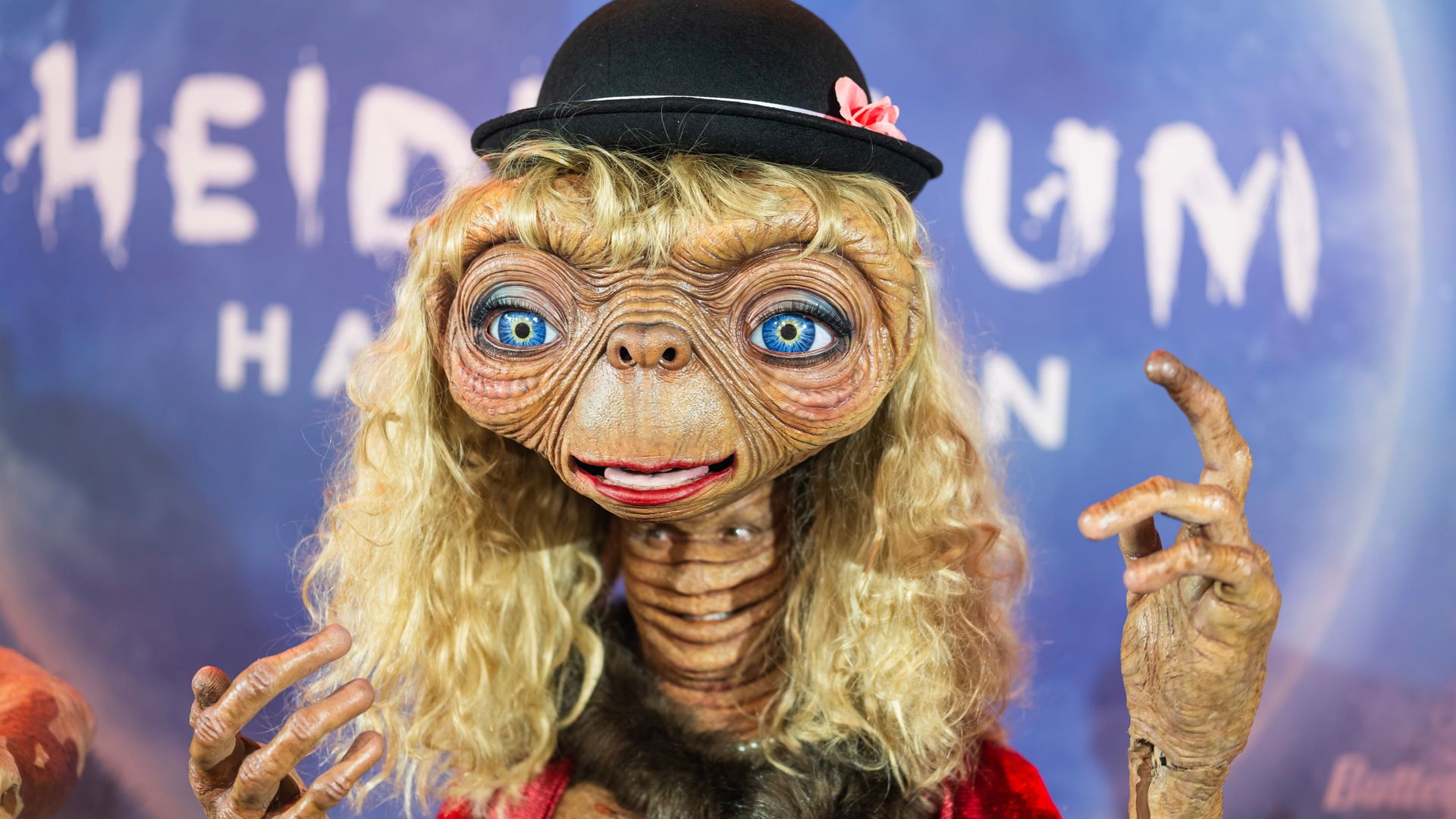 Heidi Klum se transforma en E.T. y reafirma su título como la reina de Halloween