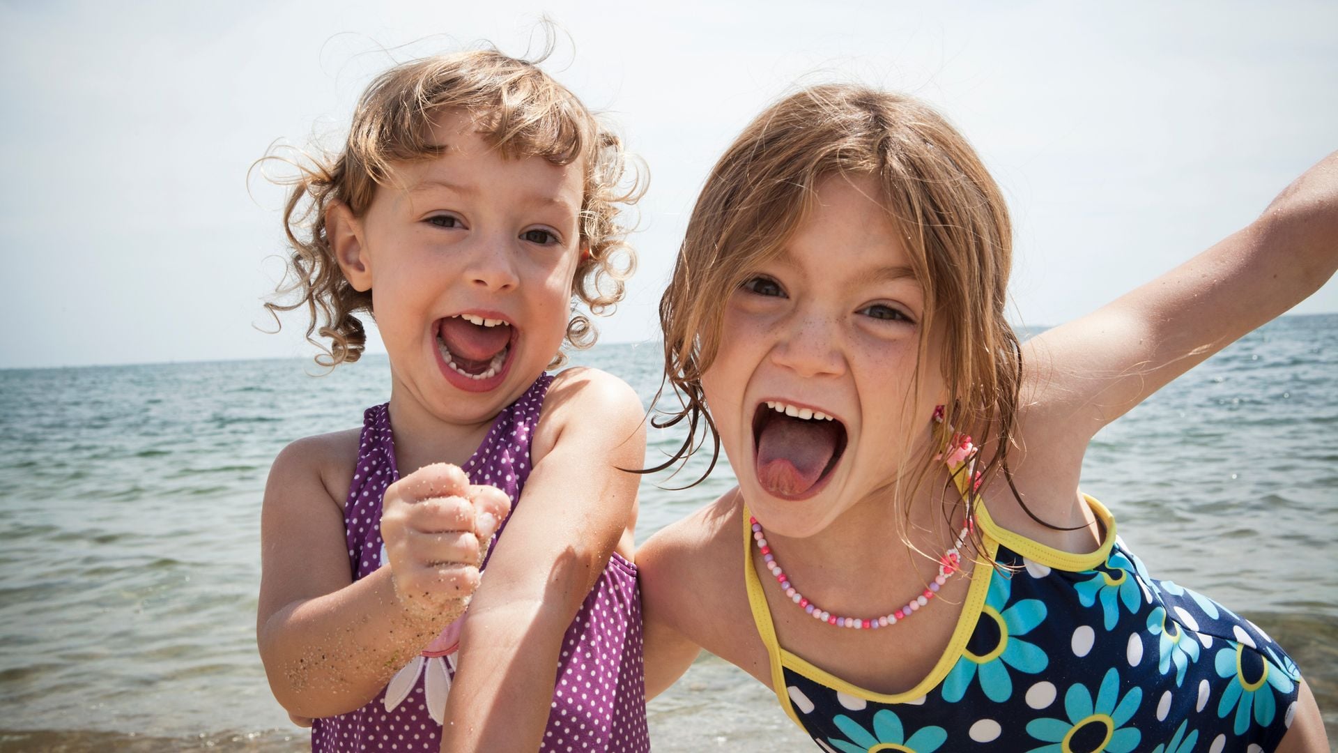 Niñas felices en la playa