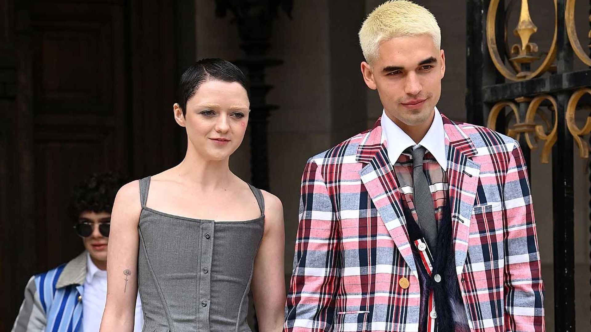 Maisie Williams y Reuben Selby, una pareja muy sólida y conjunta en la Semana de la Moda de París