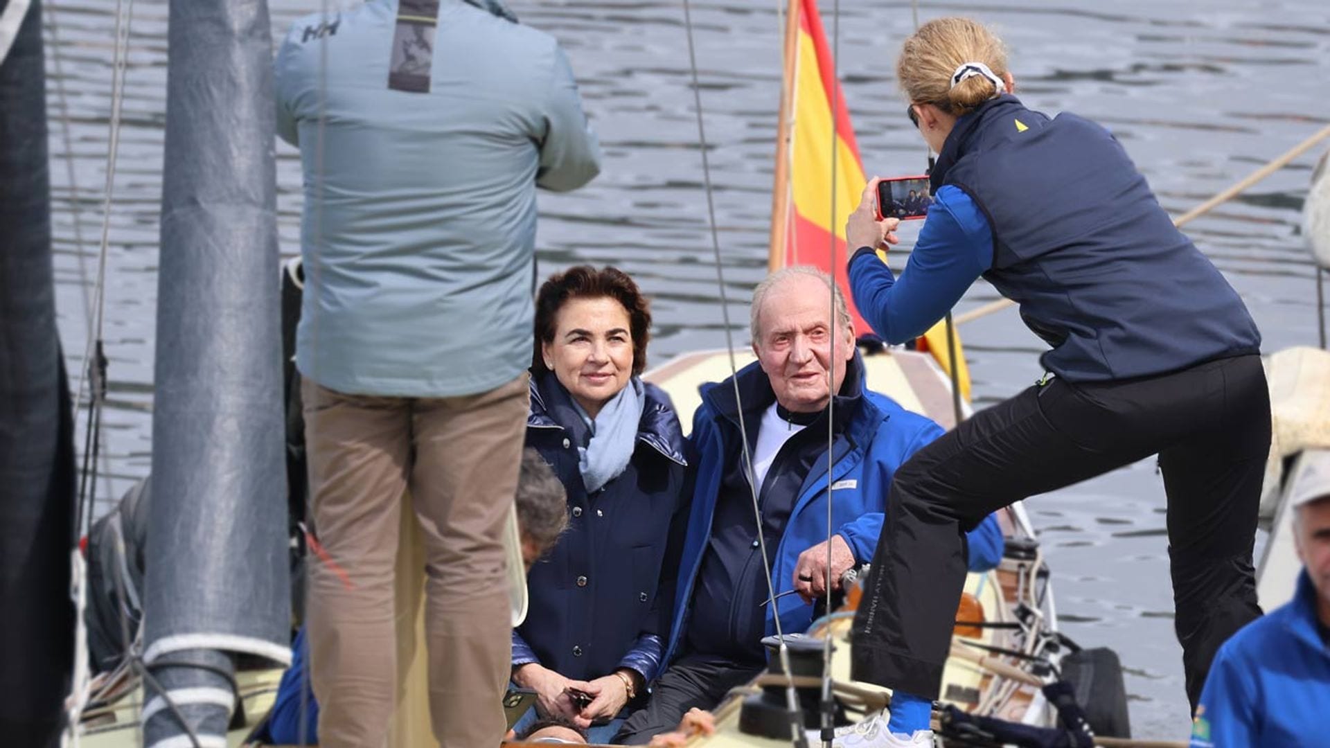 Las anécdotas de Juan Carlos I en Sanxenxo: la infanta Elena de fotógrafa, una visita y un 'nuevo amigo'