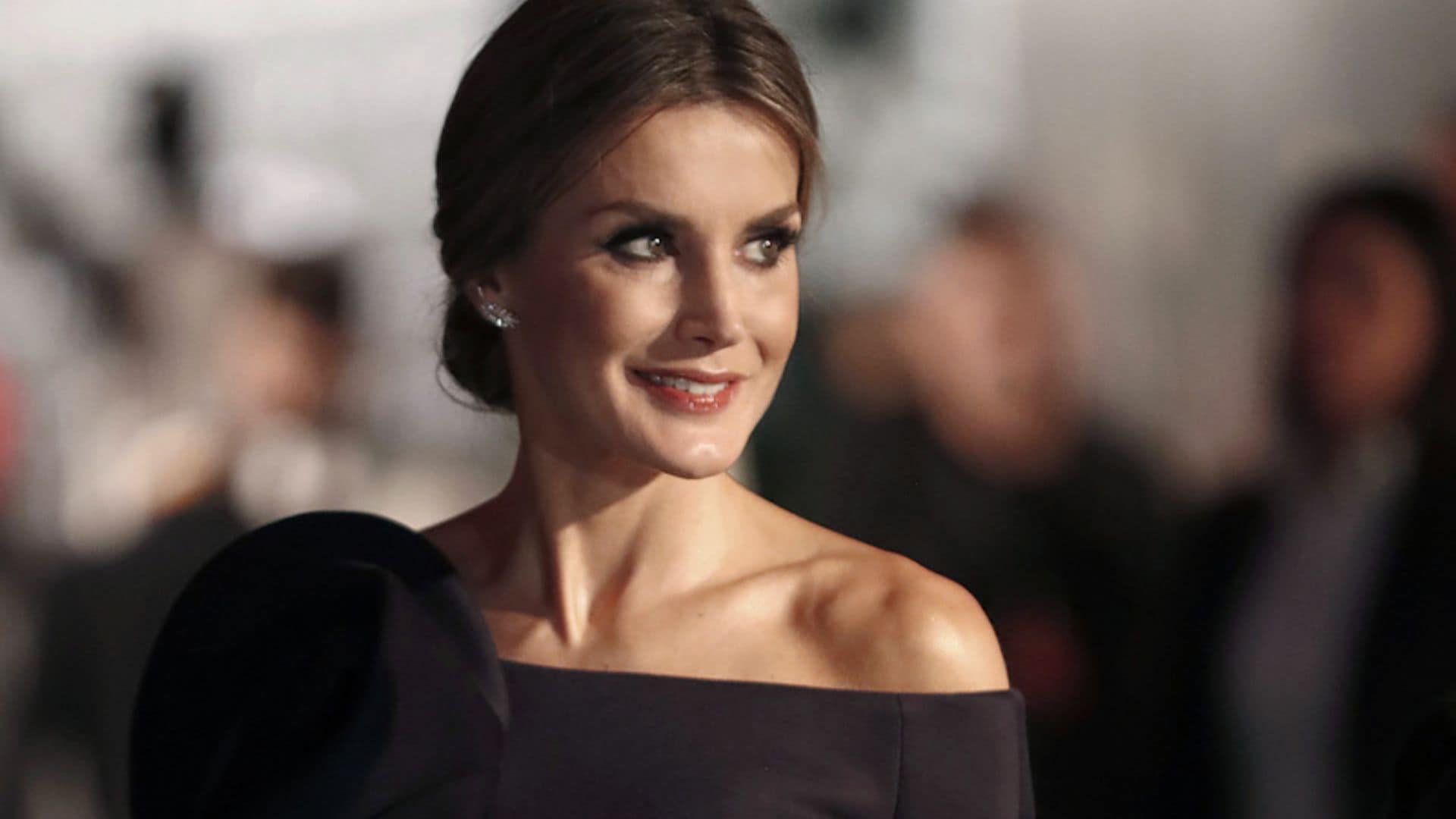 La reina Letizia sigue los pasos de Melania Trump y estrena un vestido de Delpozo