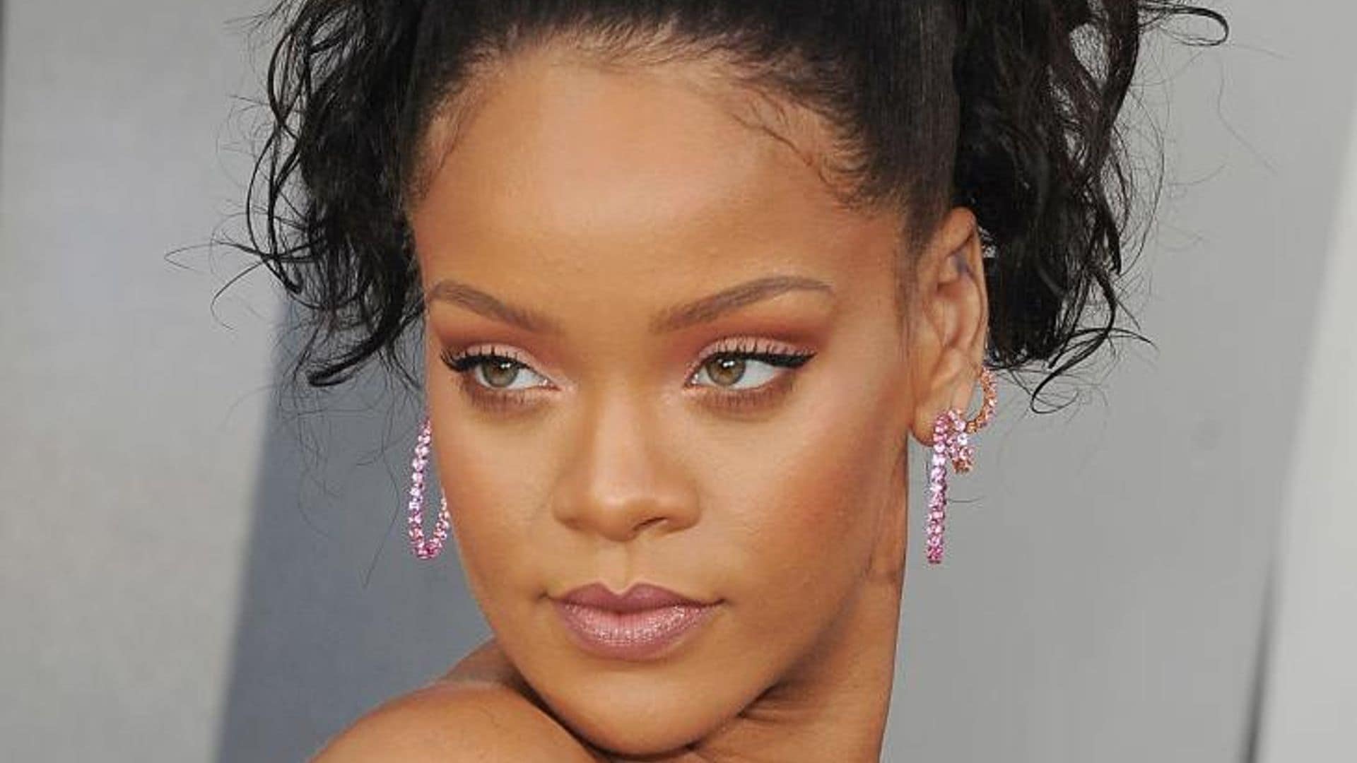 Rihanna nos enseña cómo lograr un maquillaje ‘trendy’ en 10 minutos