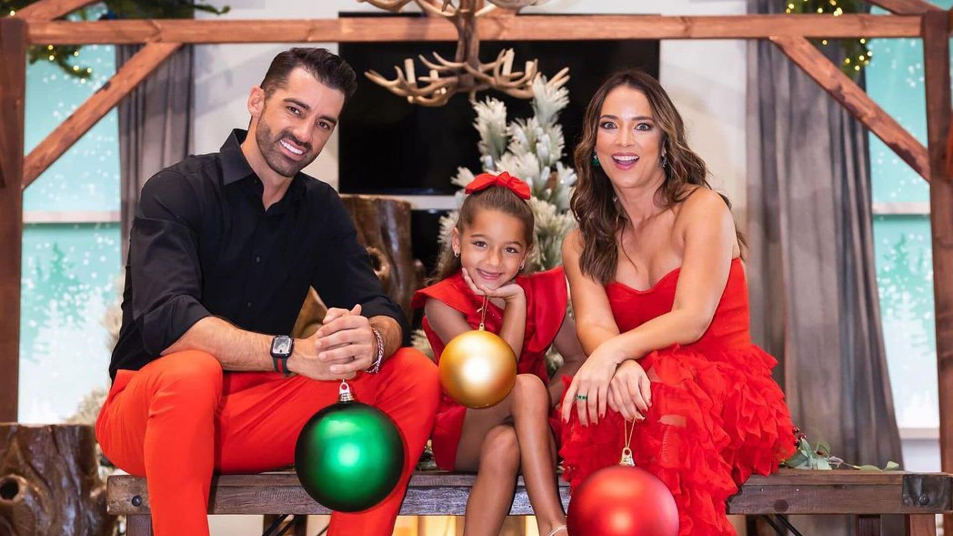 Adamari López y Toni Costa, juntos en la postal navideña con su hija, Alaïa