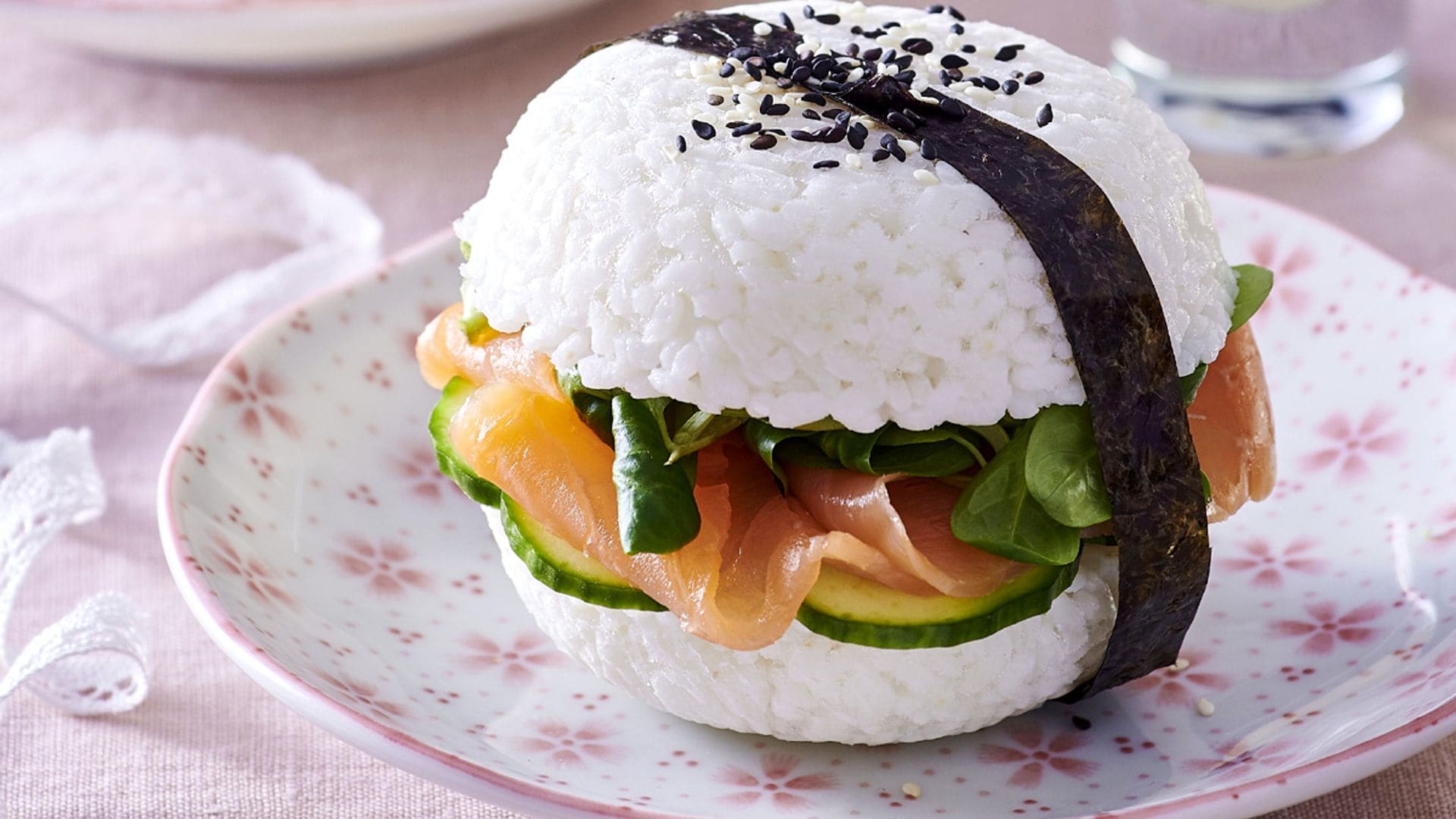 'Sushi burger' de salmón ahumado con verduras