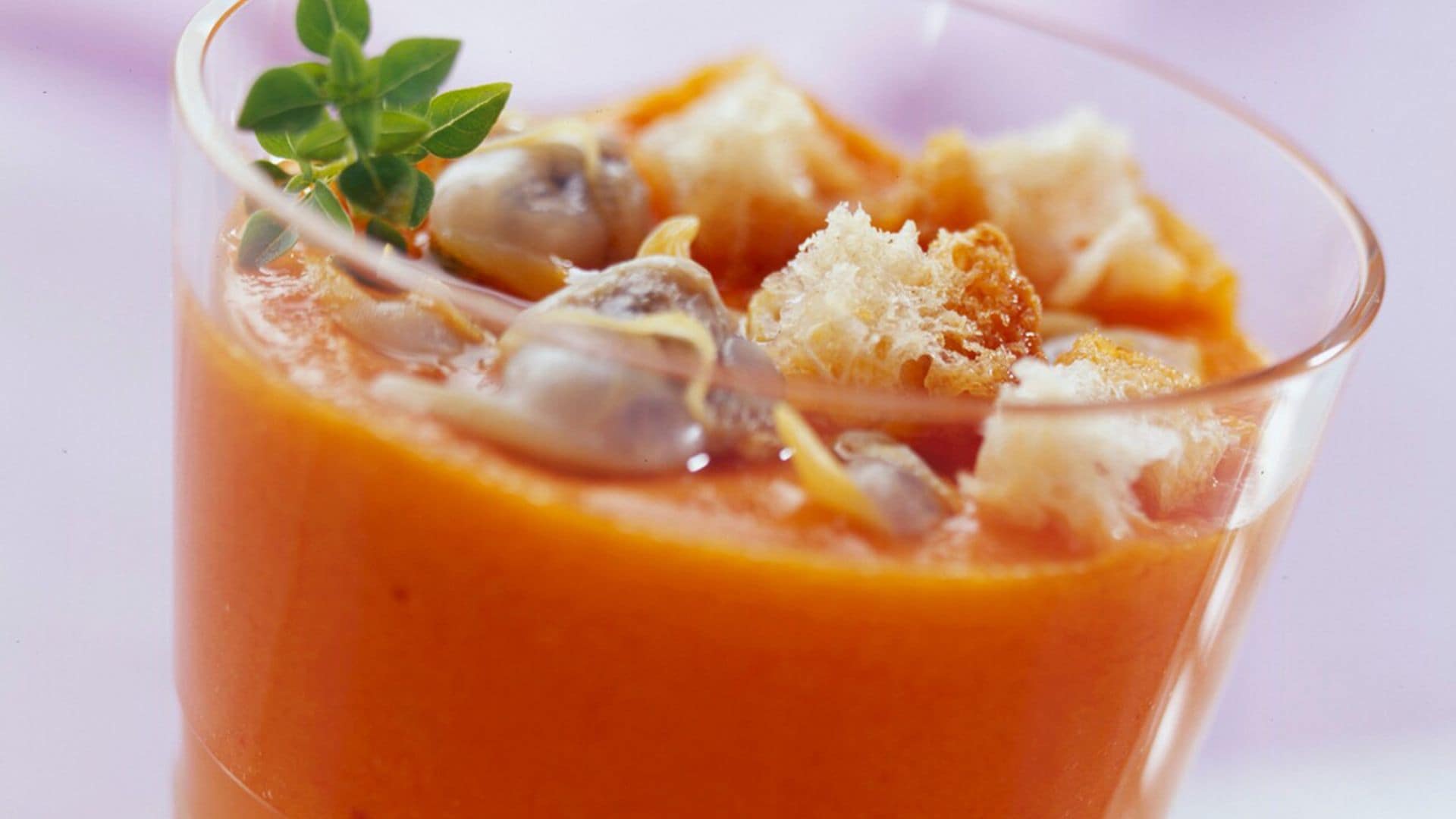 Gazpacho con manzana y berberechos