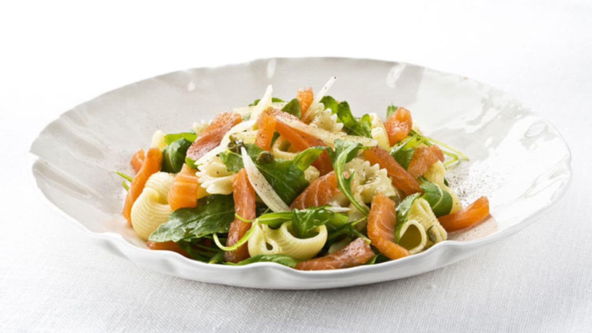 Ensalada de pasta con salmón noruego ahumado y rúcula