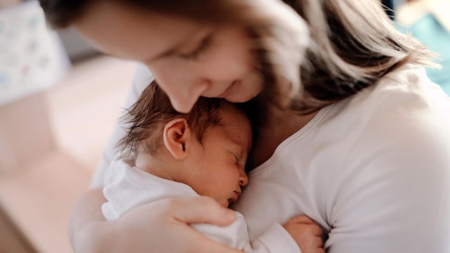 madre abraza a su hijo