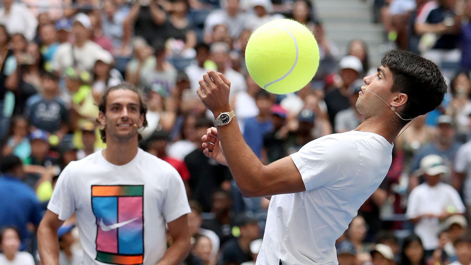 Carlos Alcaraz protagoniza un divertido momento en el US Open jugando al tenis con sartenes y pelotas gigantes, ¡nada se le resiste!