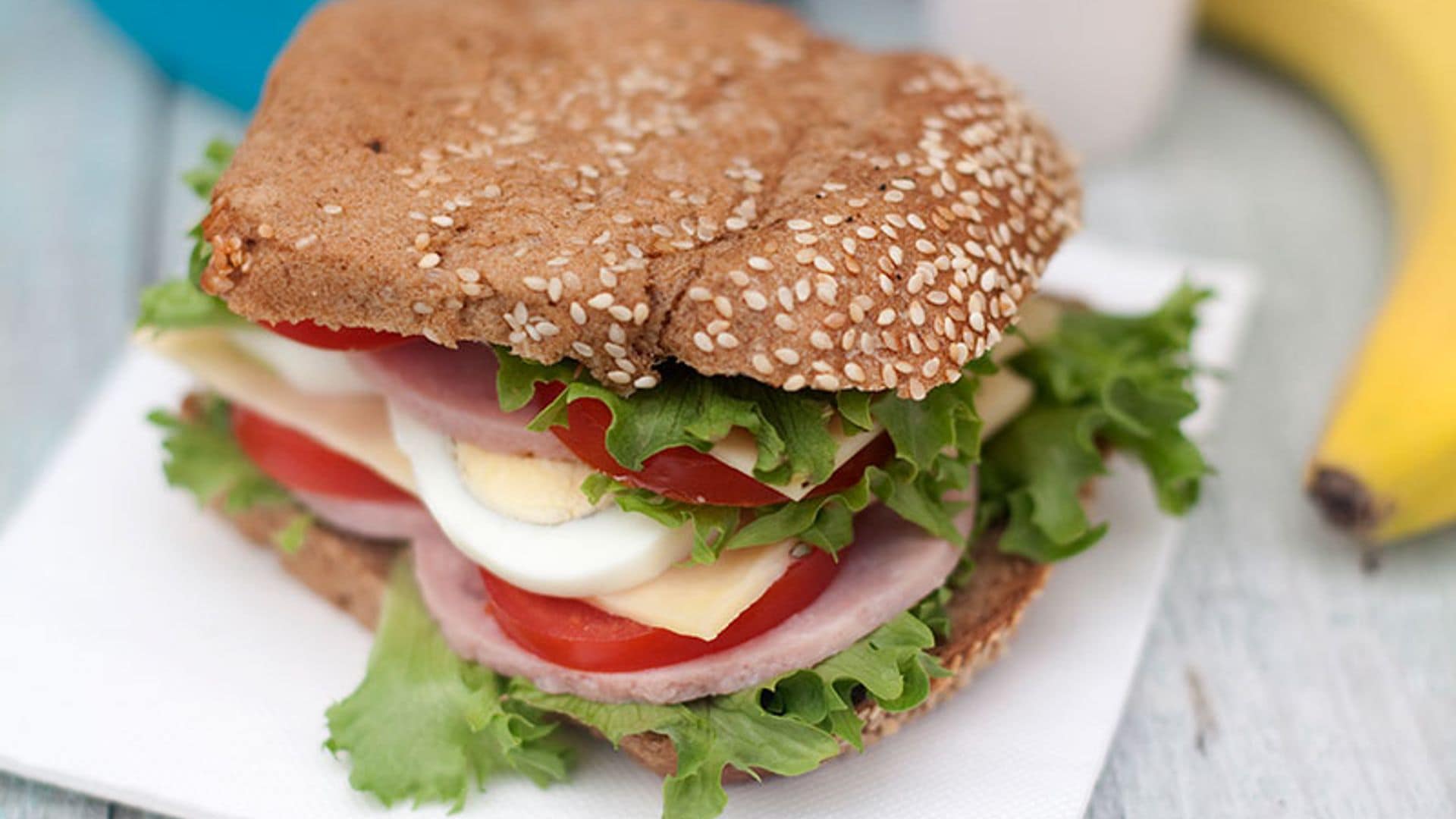 Bocadillo de pavo con huevo, tomate, lechuga y queso. Receta de táper