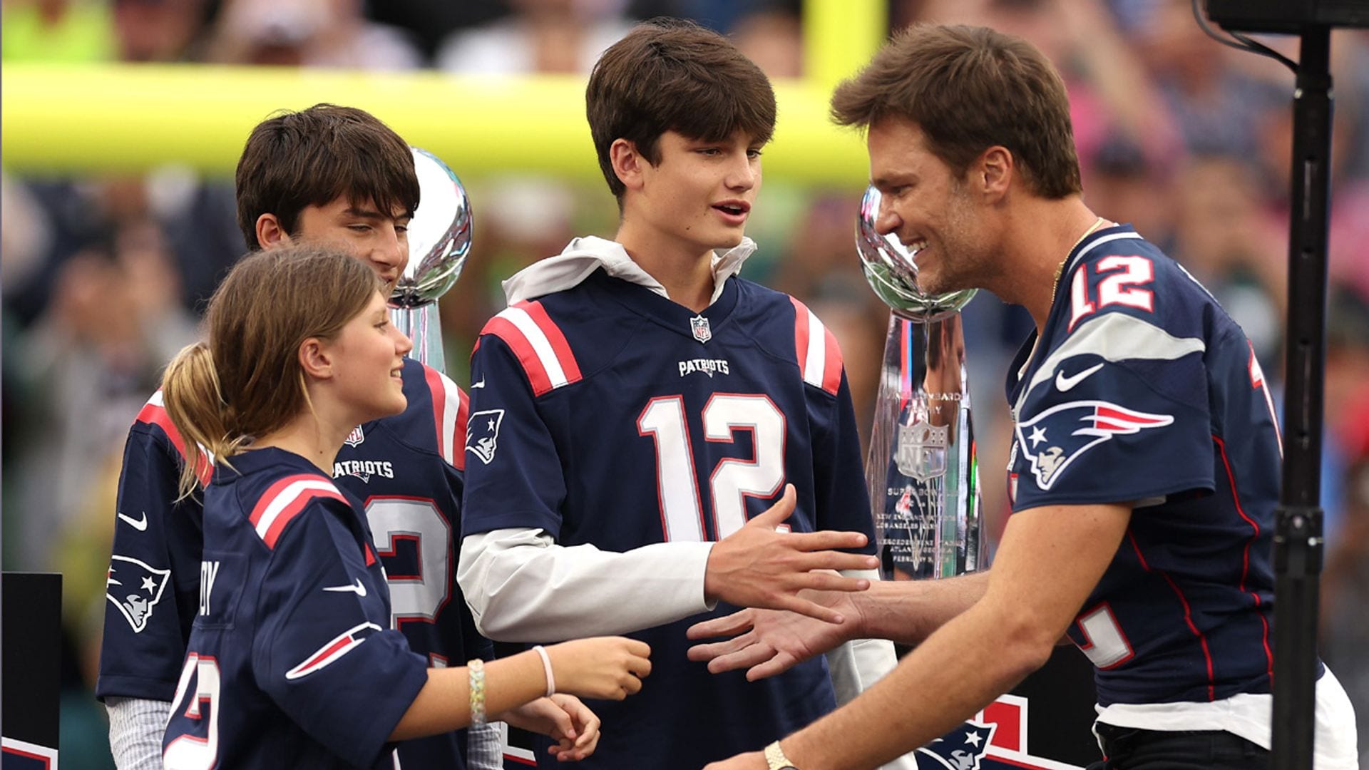 Los tres hijos de Tom Brady le sorprenden en el homenaje a su carrera deportiva