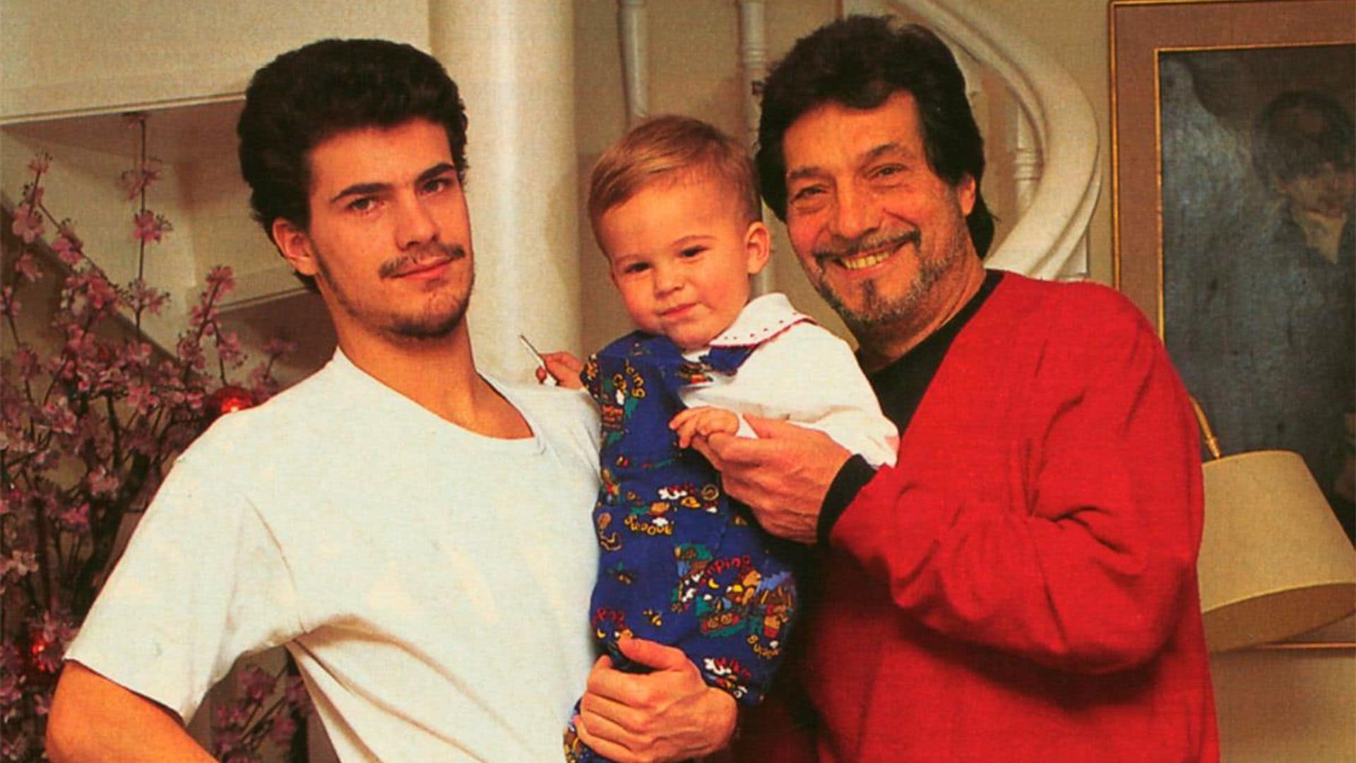 Recordamos el posado más familiar de Daniel Sancho en ¡HOLA!, junto a su padre y su abuelo
