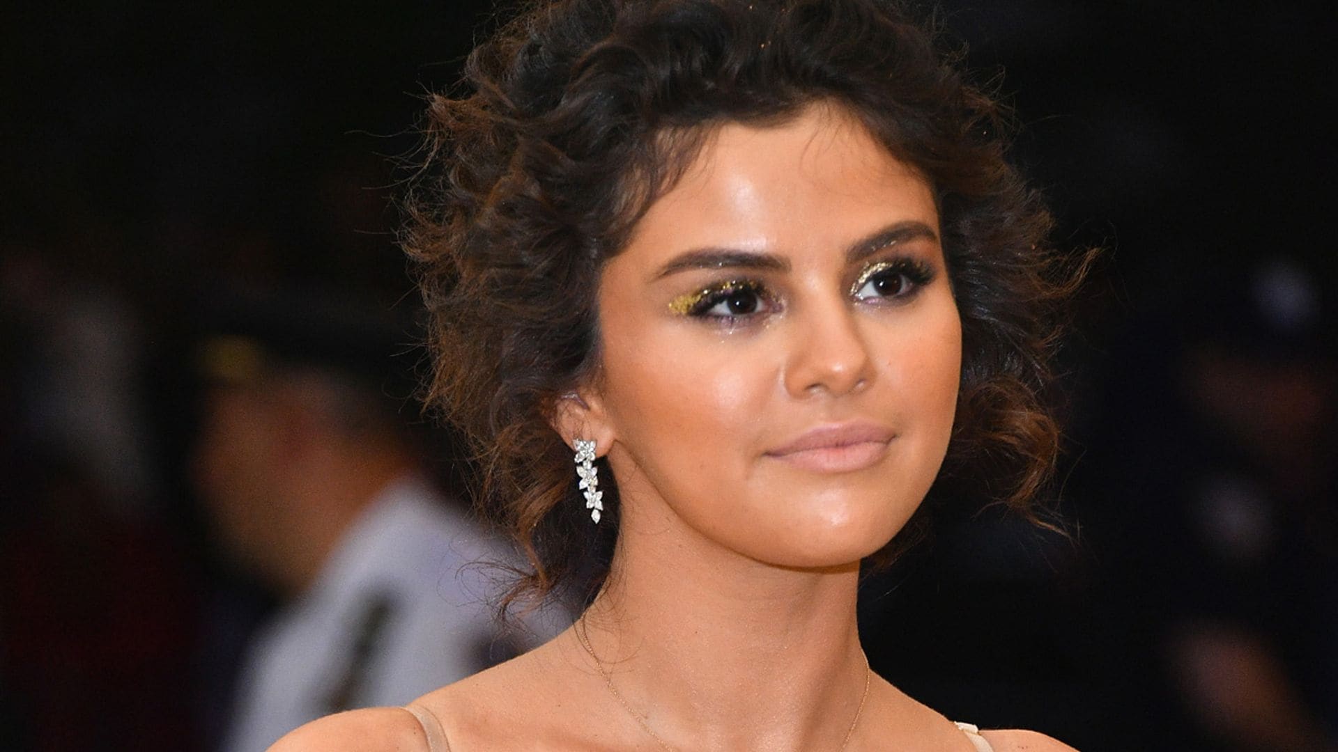 Selena Gomez resuelve el misterio del 'desastre' de su autobronceador en la gala MET