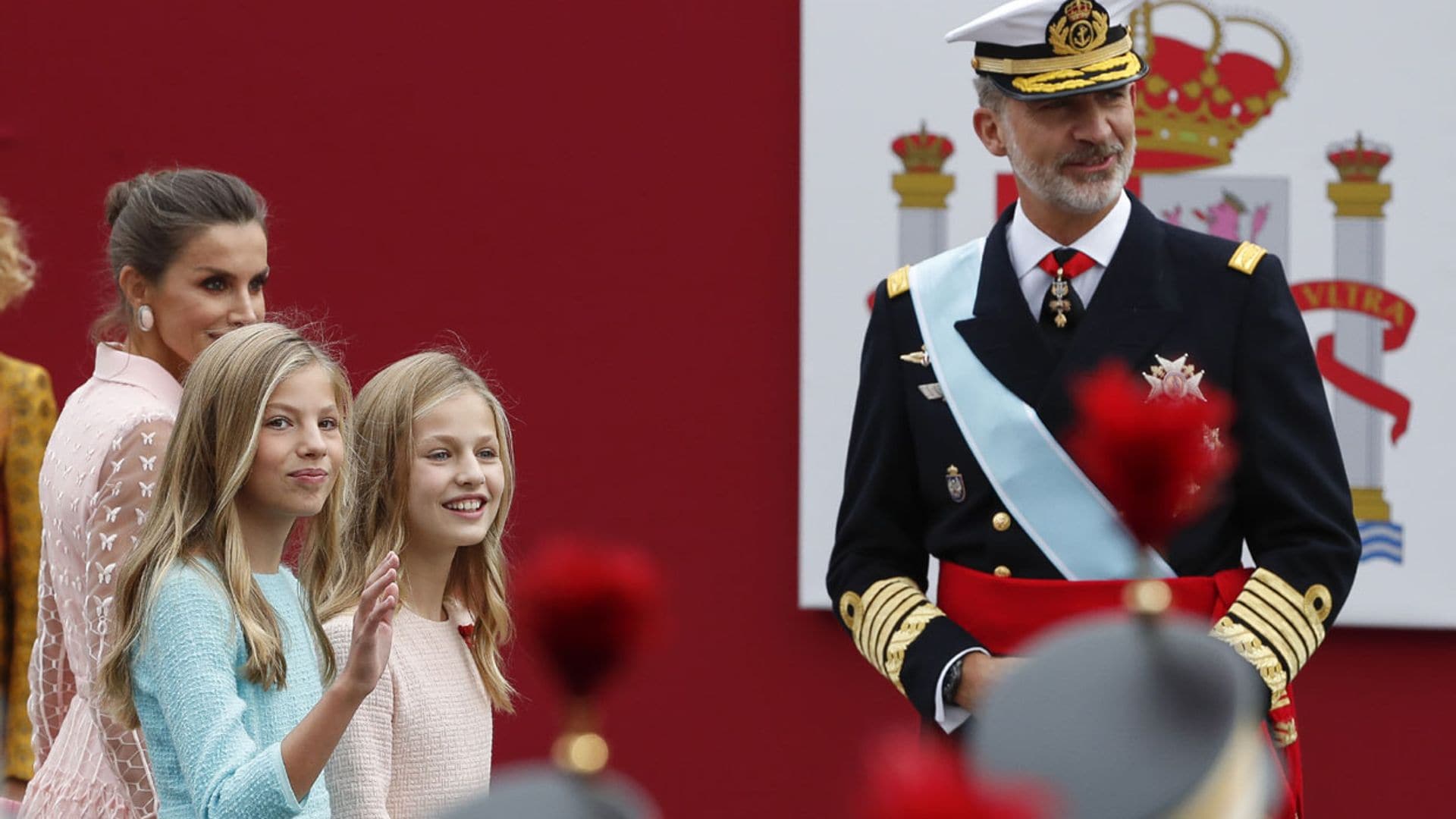 Leonor, la otra protagonista del desfile bajo la atenta mirada de su hermana Sofía