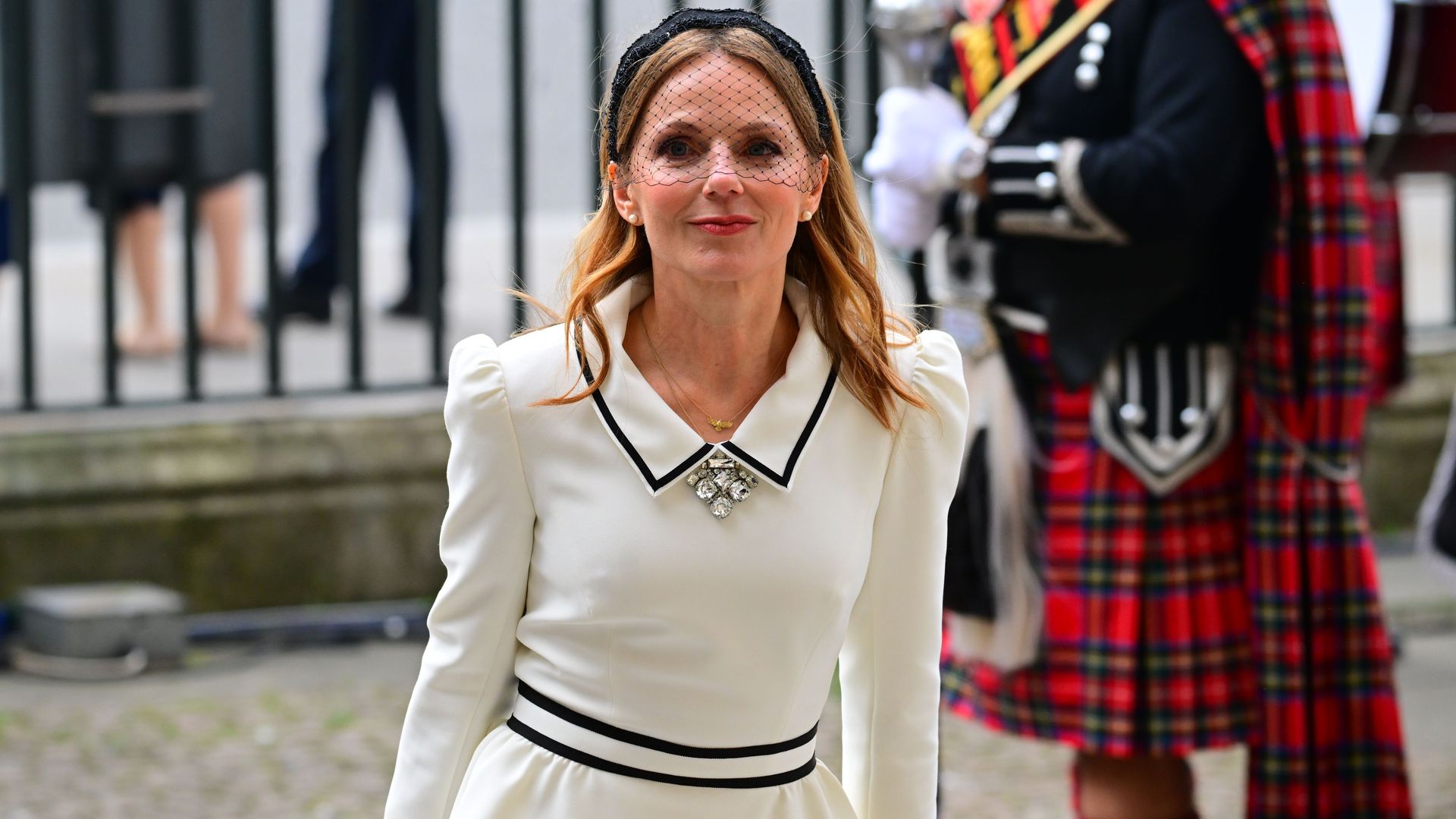 El guiño de Geri Halliwell a Kate Middleton: un vestido péplum y bicolor con cuello de cristales