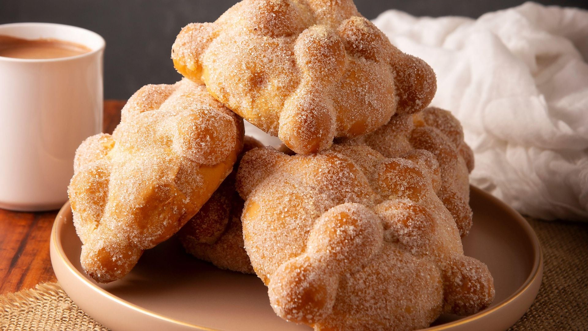 Aprende a preparar Pan de Muerto, una de las recetas mexicanas imperdibles del otoño