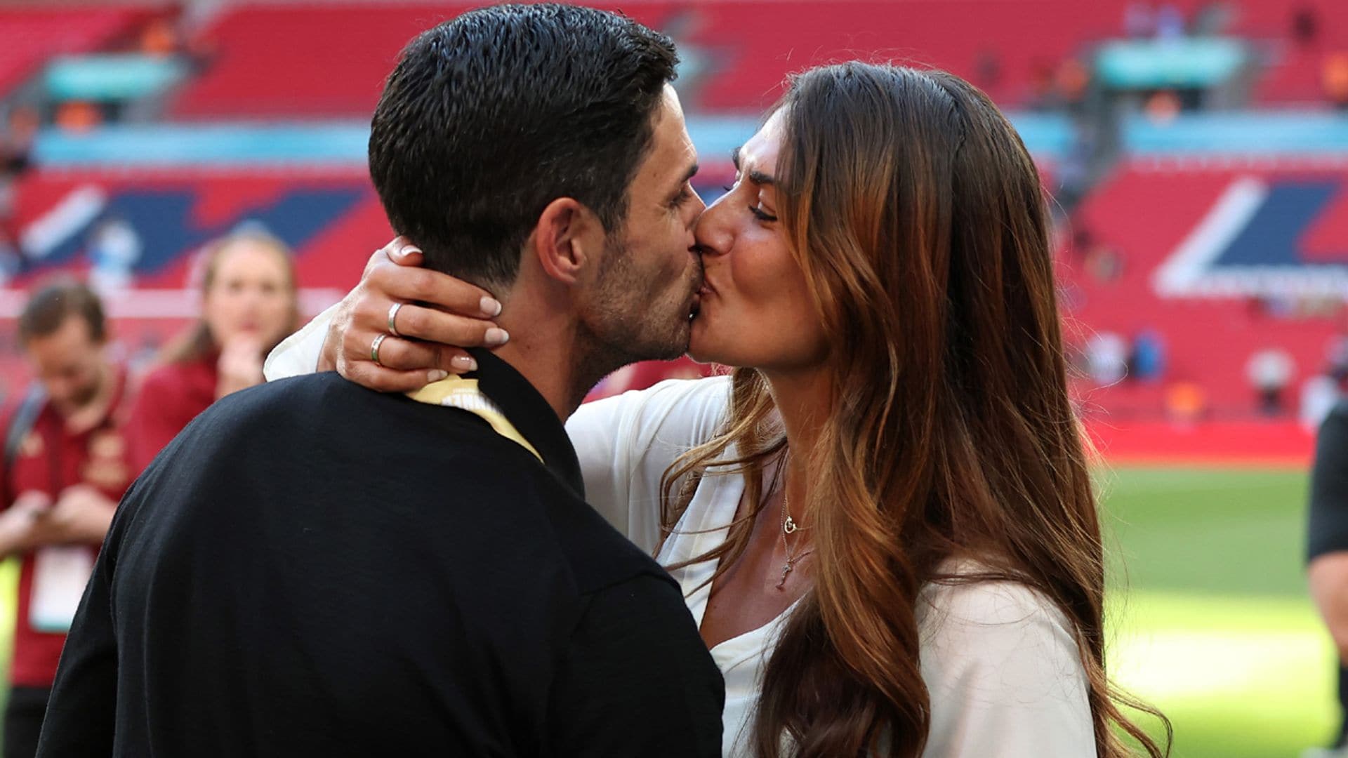 Las imágenes más románticas de Lorena Bernal y Mikel Arteta tras la victoria del Arsenal