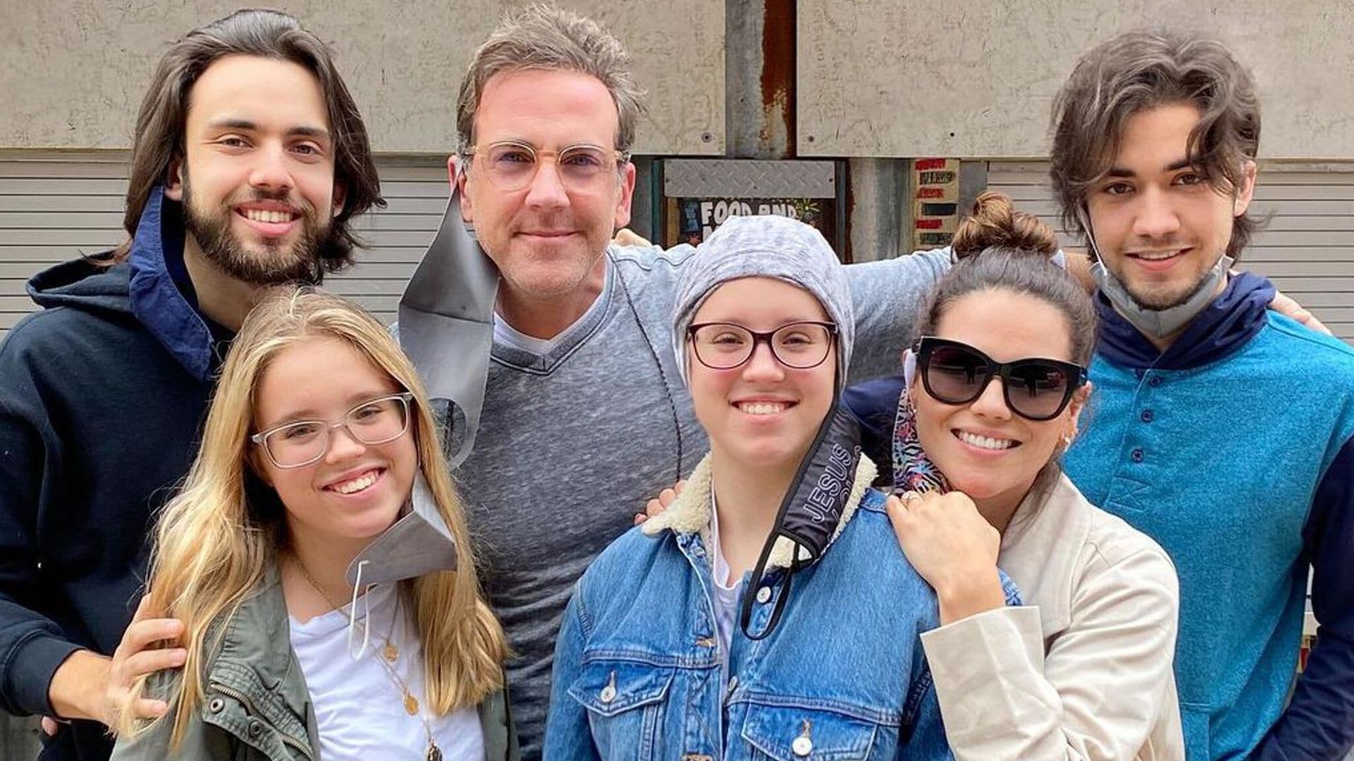 Karina Banda posa por primera vez con los cuatro hijos de Carlos Ponce