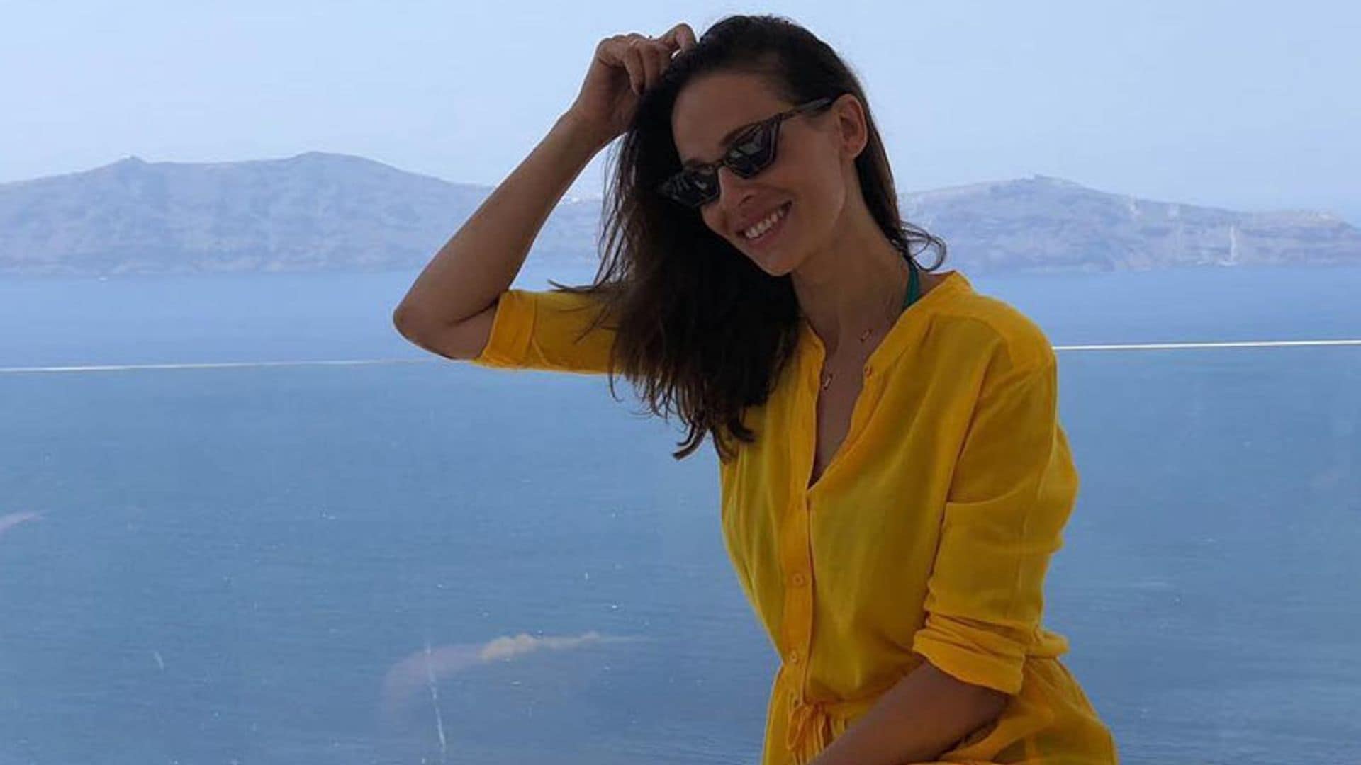 Eva González, espectacular en Santorini para la boda de María José Suárez