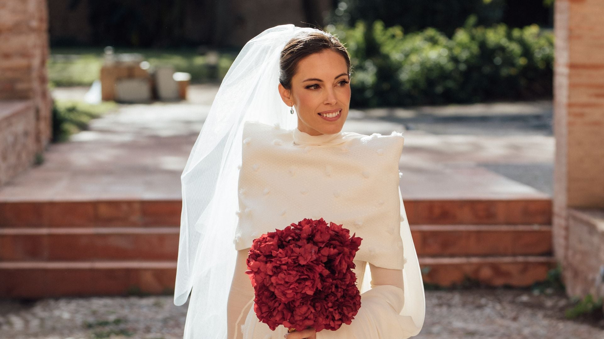 Un vestido de novia de invierno, inspirado en dos iconos de Hollywood, para la boda de Ana en Valencia