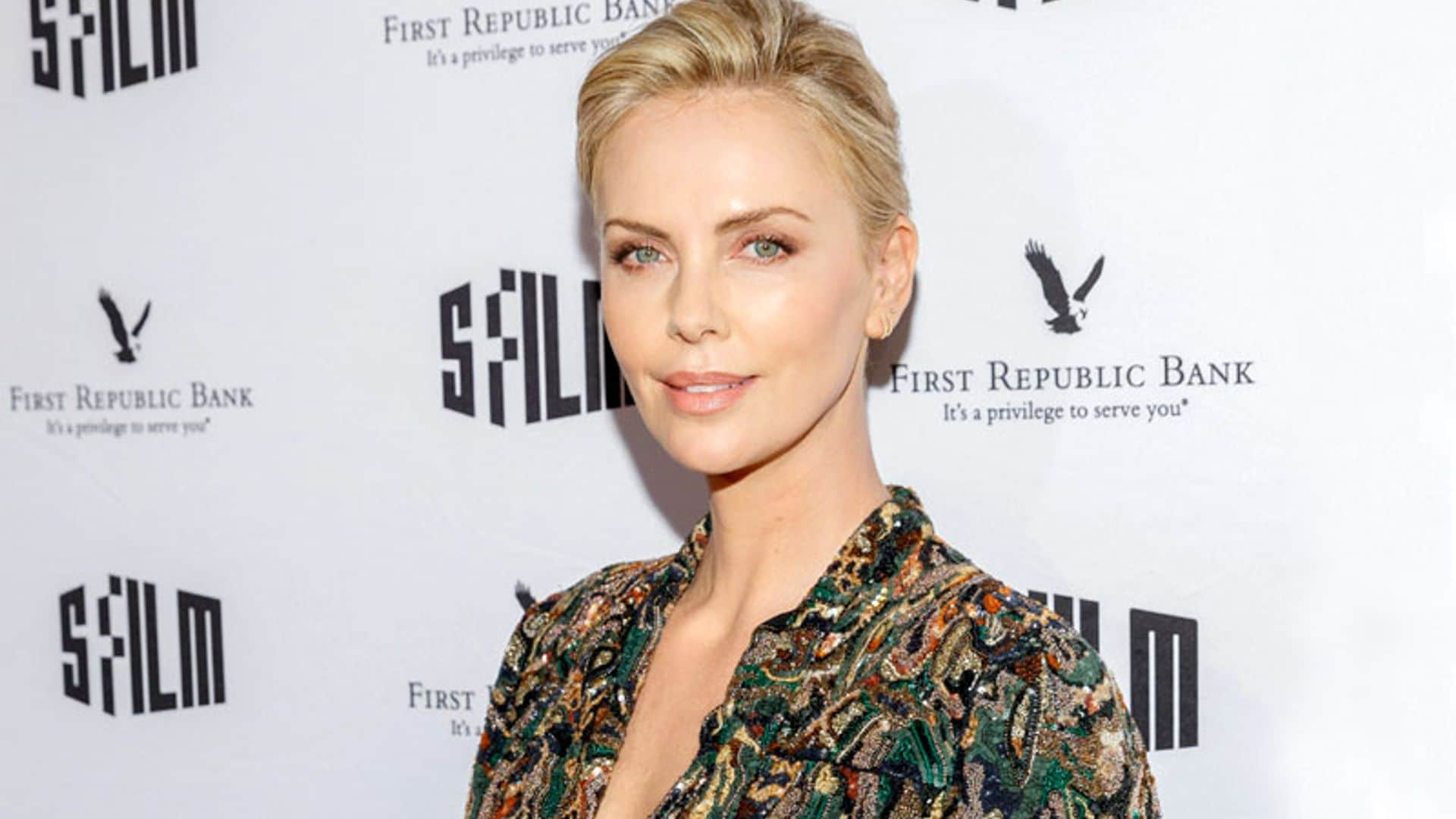 Charlize Theron, Kaia Gerber y el estilismo de primavera que no entiende de edad