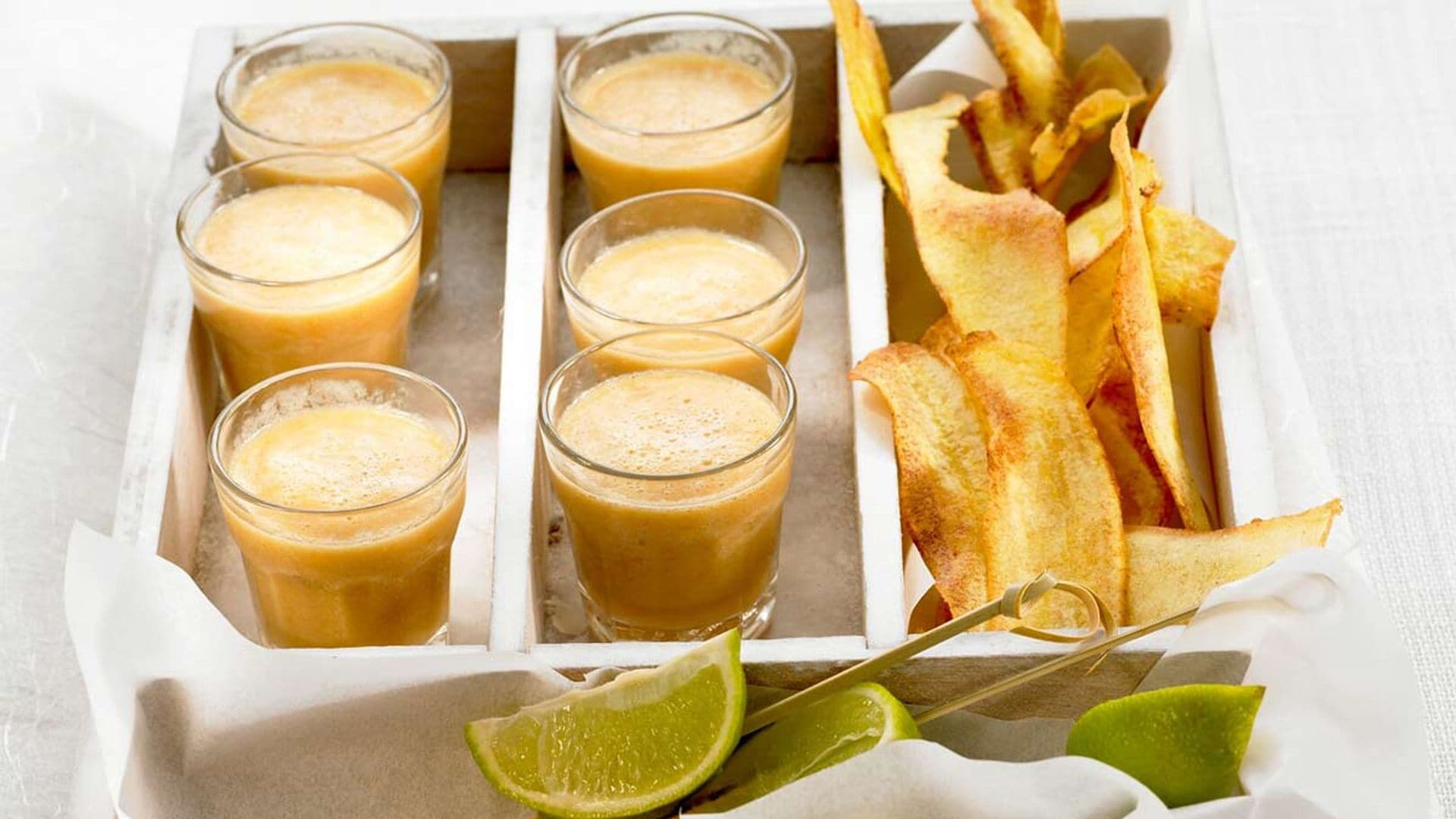 Chupitos de sopa papaya y coco con 'chips' de plátano macho