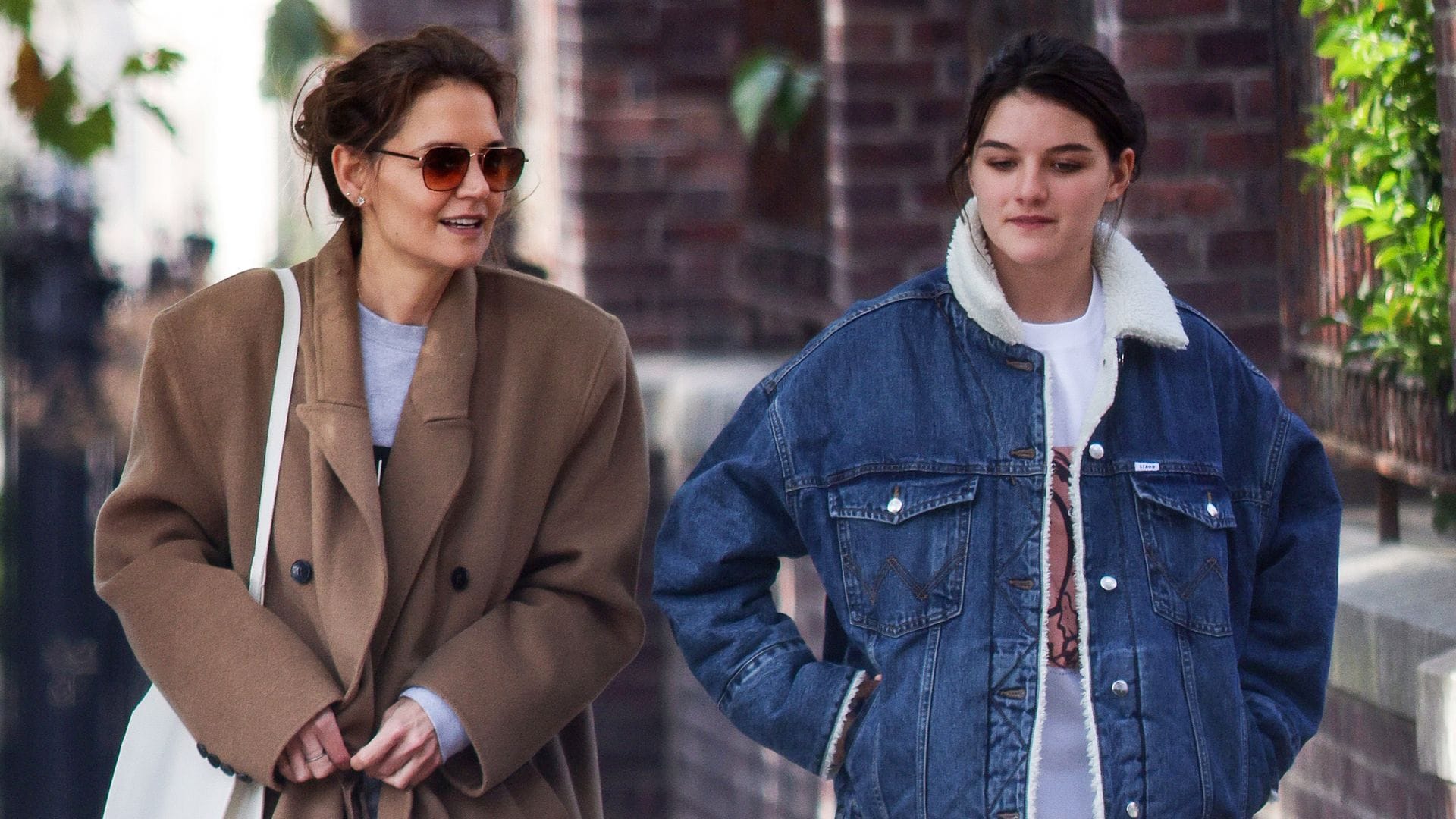 A su regreso de la universidad, Suri Cruise pasea por las calles de Nueva York con mamá, Katie Holmes