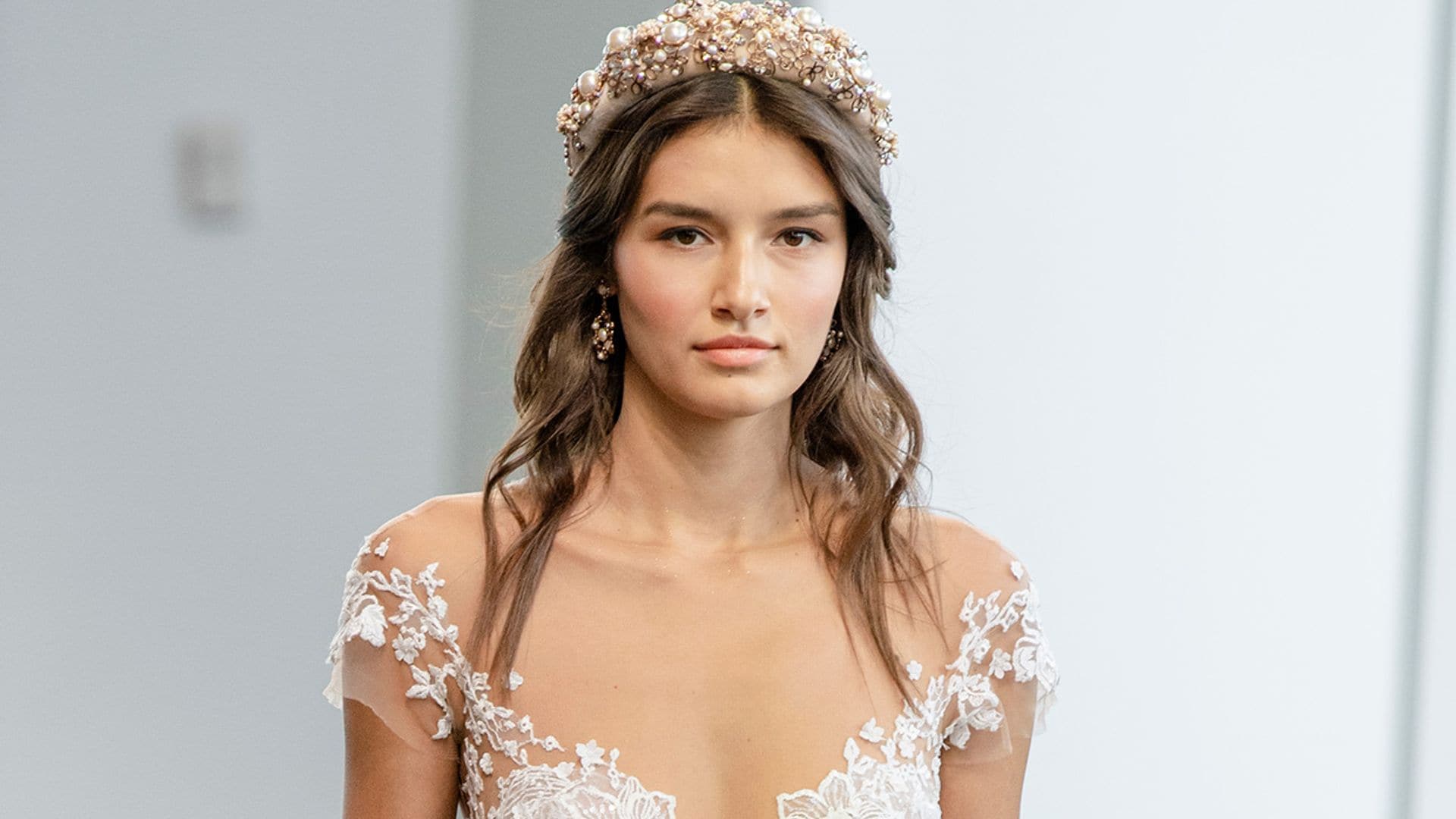 Estos 23 escotes serán tendencia según las propuestas de Berta Bridal