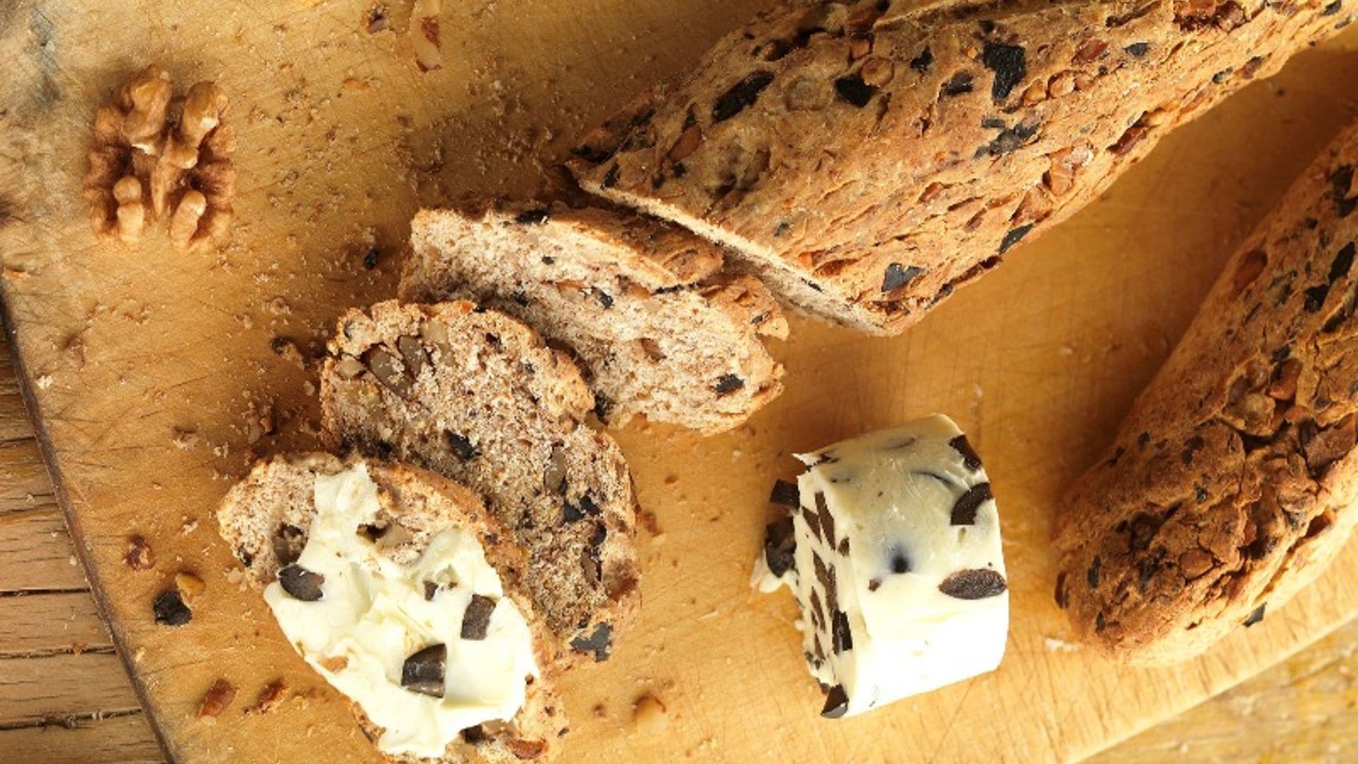 Pan integral con mantequilla de nueces y aceitunas