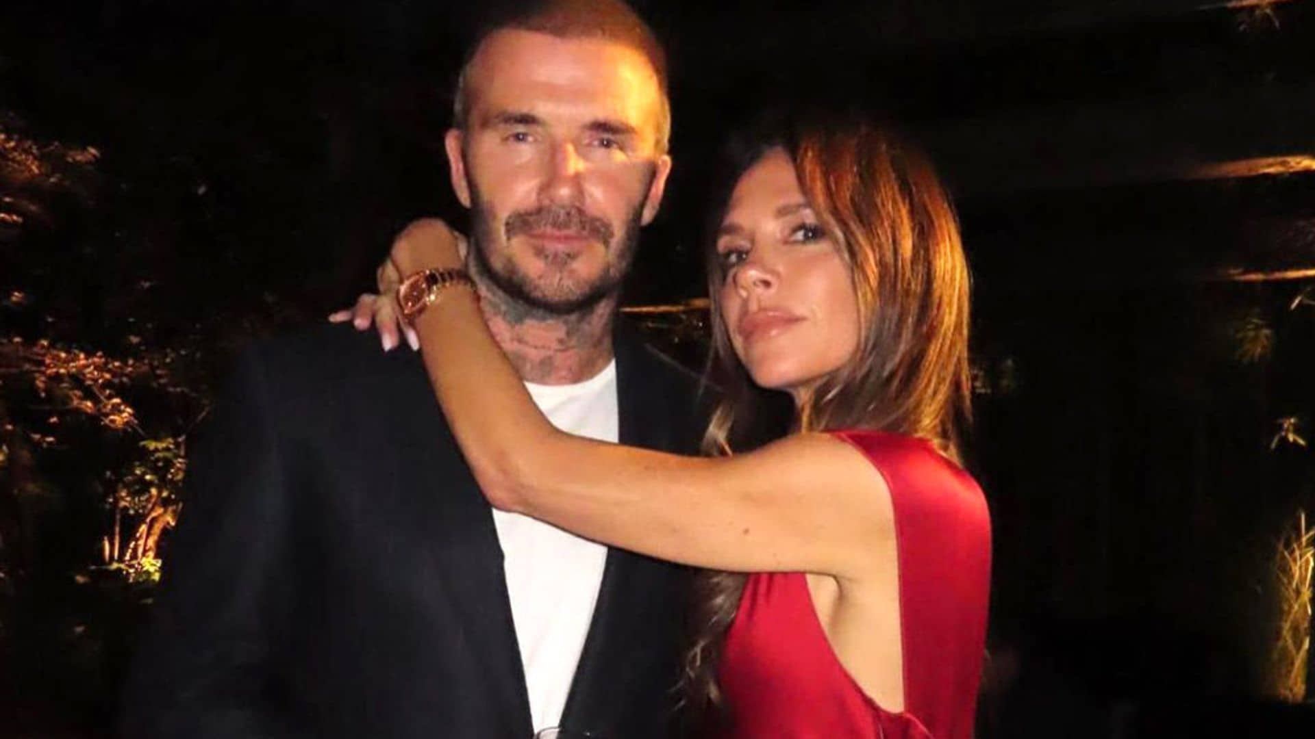 El truco de Victoria Beckham para seguir llevando sandalias de tacón en pleno otoño