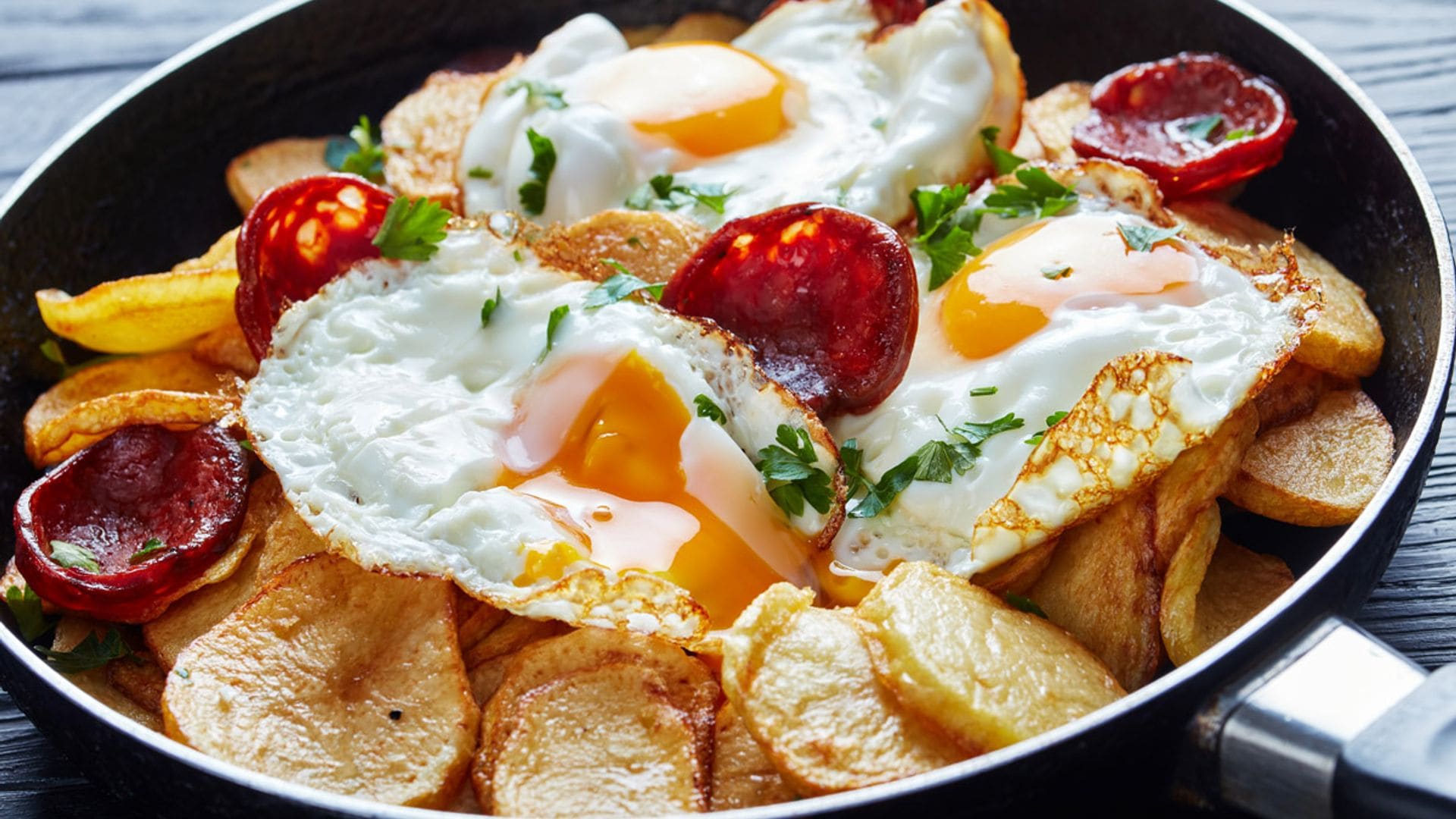 Sartenada de patatas con chorizo y huevos a la plancha