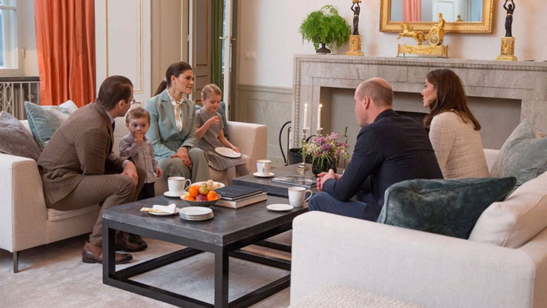 Los pequeños príncipes Estelle y Oscar reciben a los Duques de Cambridge para tomar el té