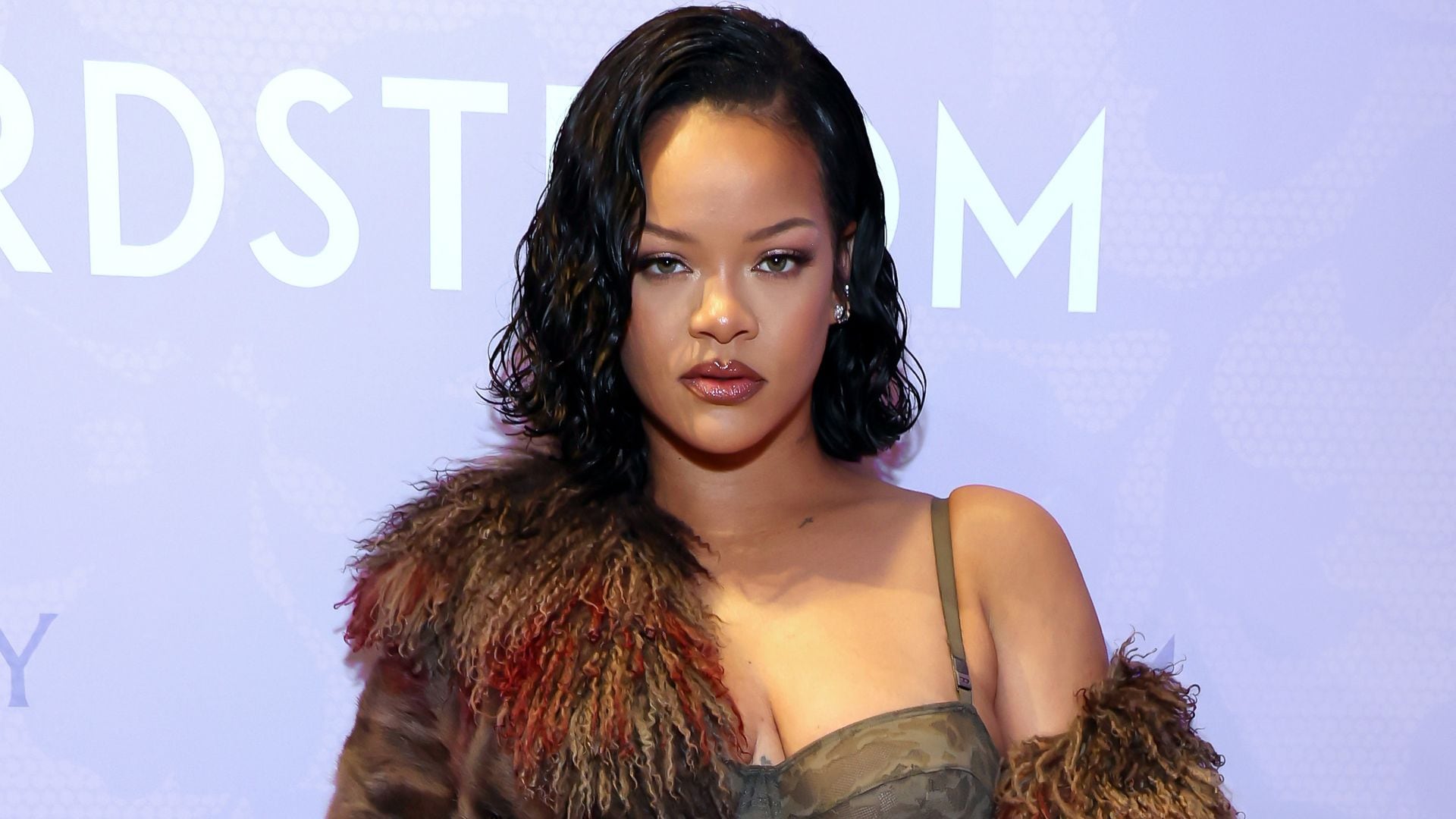 Rihanna reveló sus tendencias de belleza favoritas para la temporada