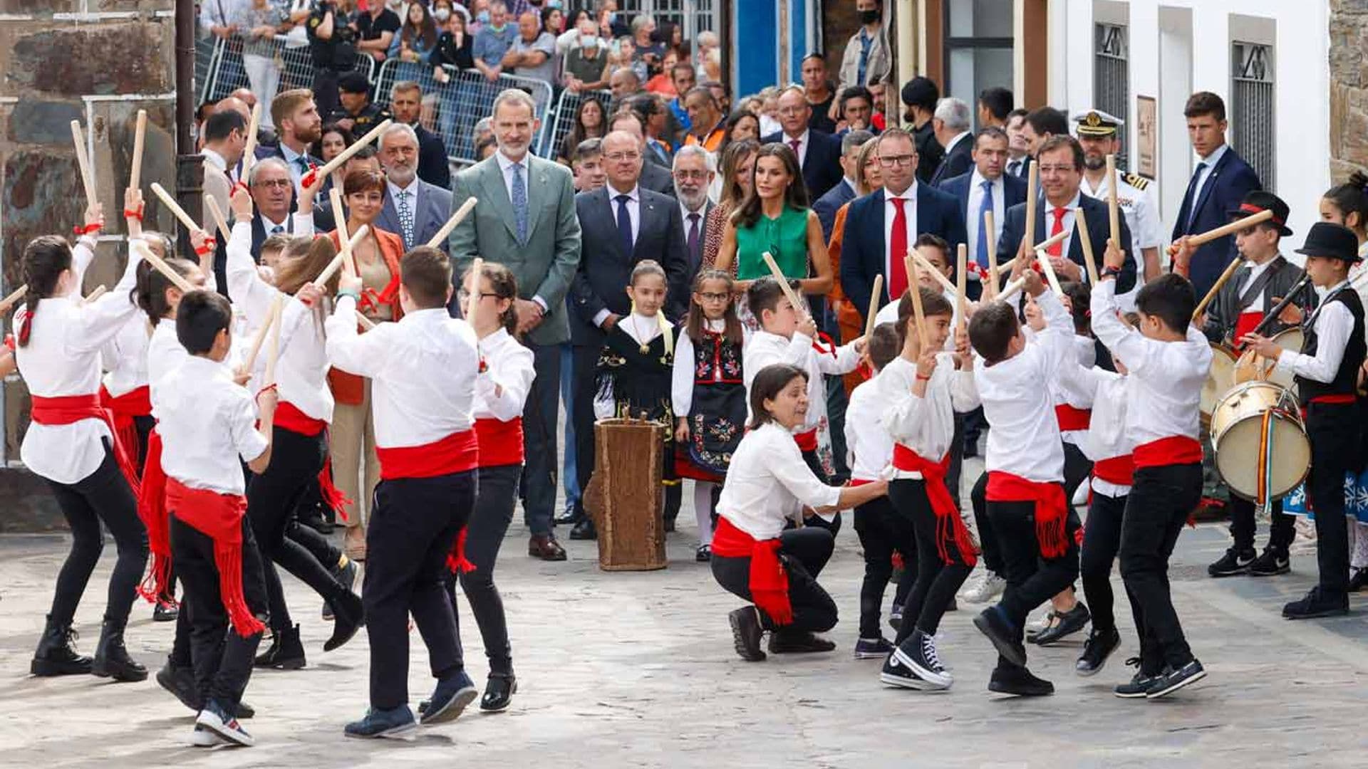 Los Reyes finalizan su histórica visita a Las Hurdes en el río en el que se bañó Alfonso XIII