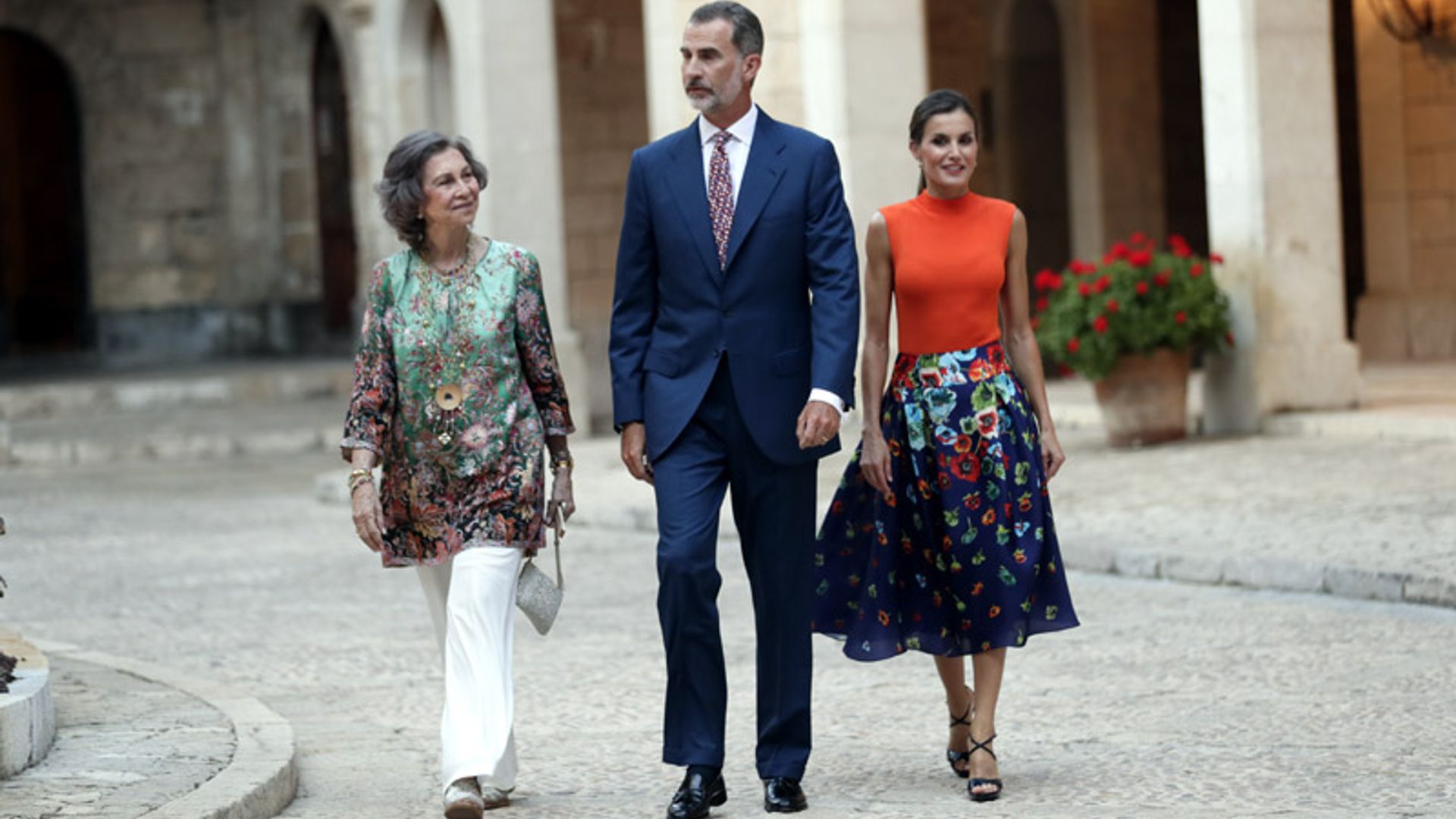 Los reyes Felipe y Letizia, acompañados por la reina Sofía, reciben a la sociedad balear en el Palacio de la Almudaina