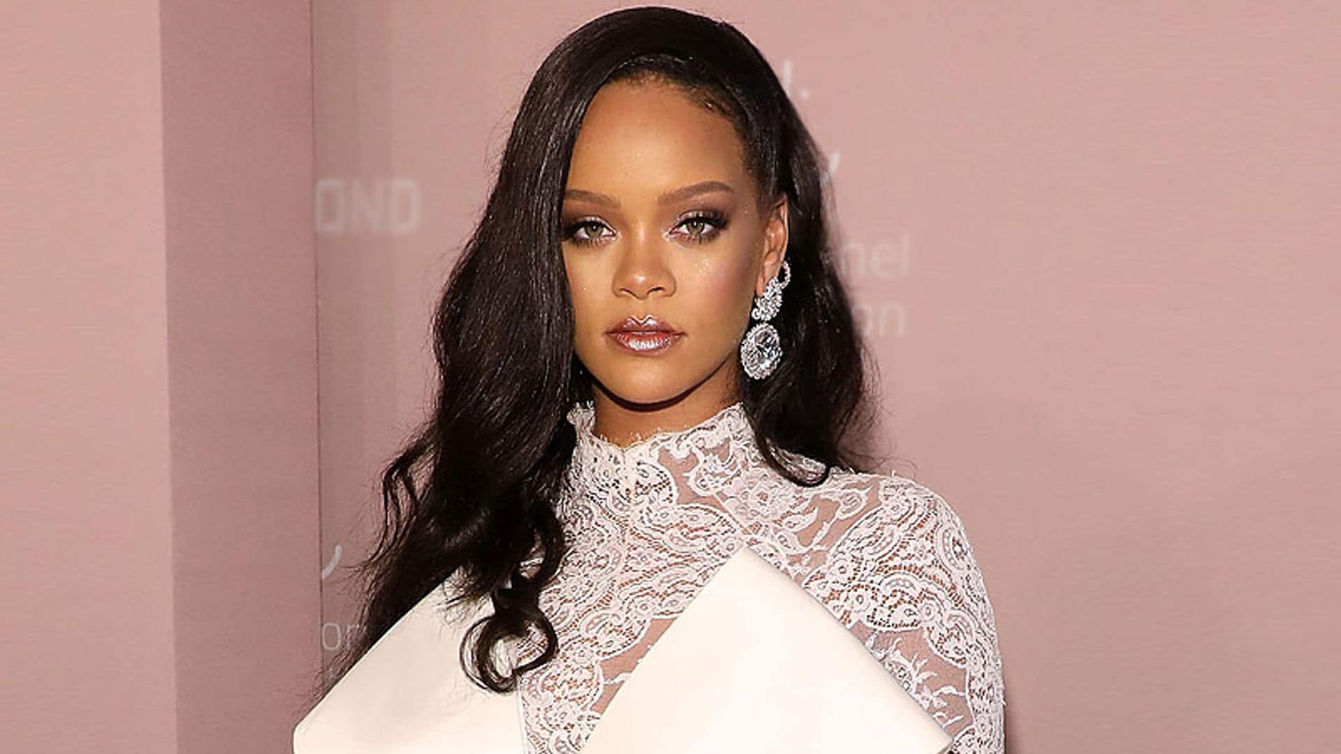 Rihanna demanda a su padre por utilizar su nombre sin su permiso