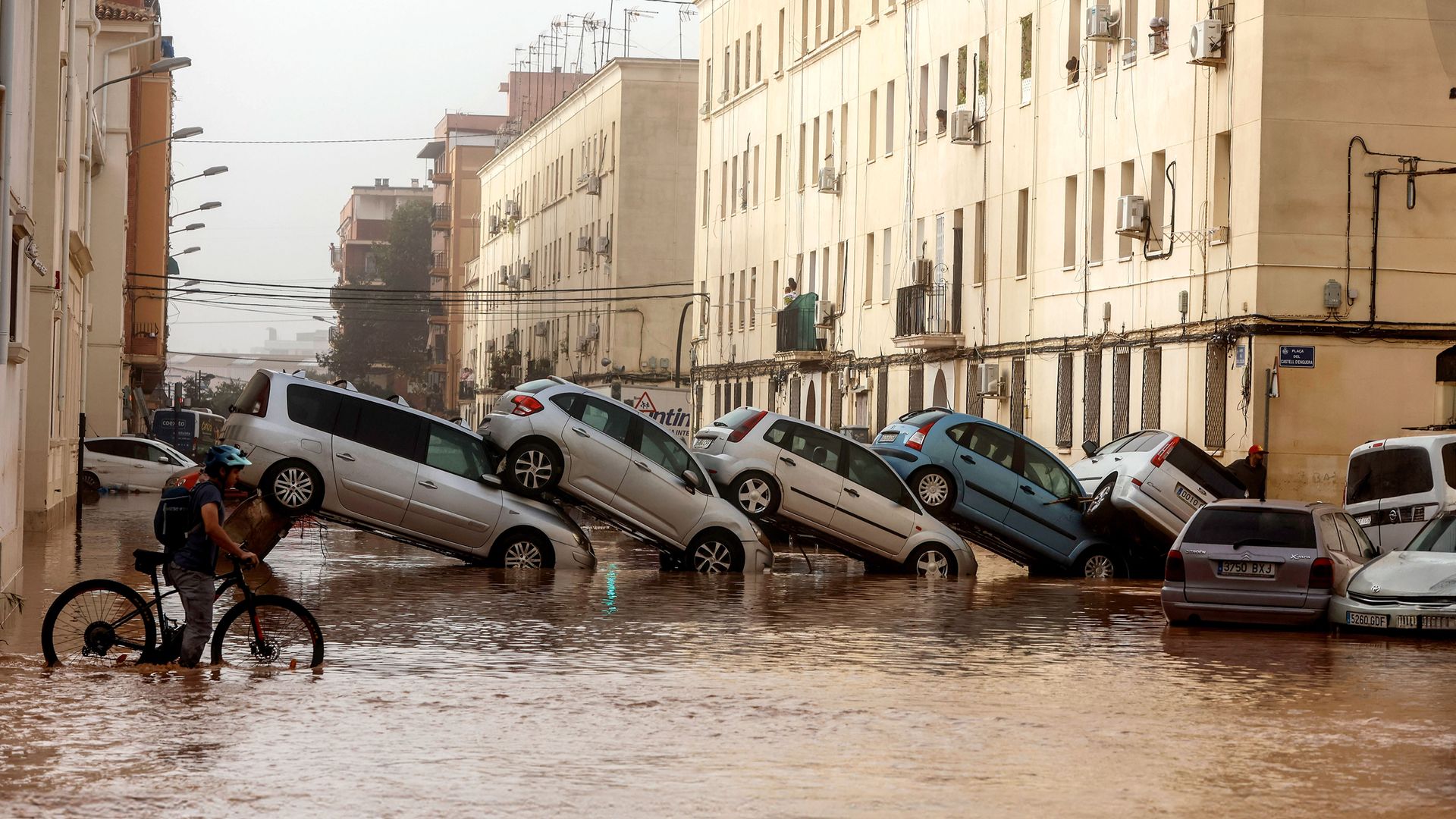 Coches amontonados en Valencia