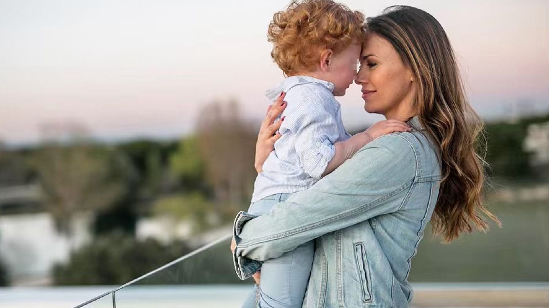 El hijo de Helen Lindes y Rudy Fernández tiene un 'equipo de guardianes' para cuidar de su hermanita