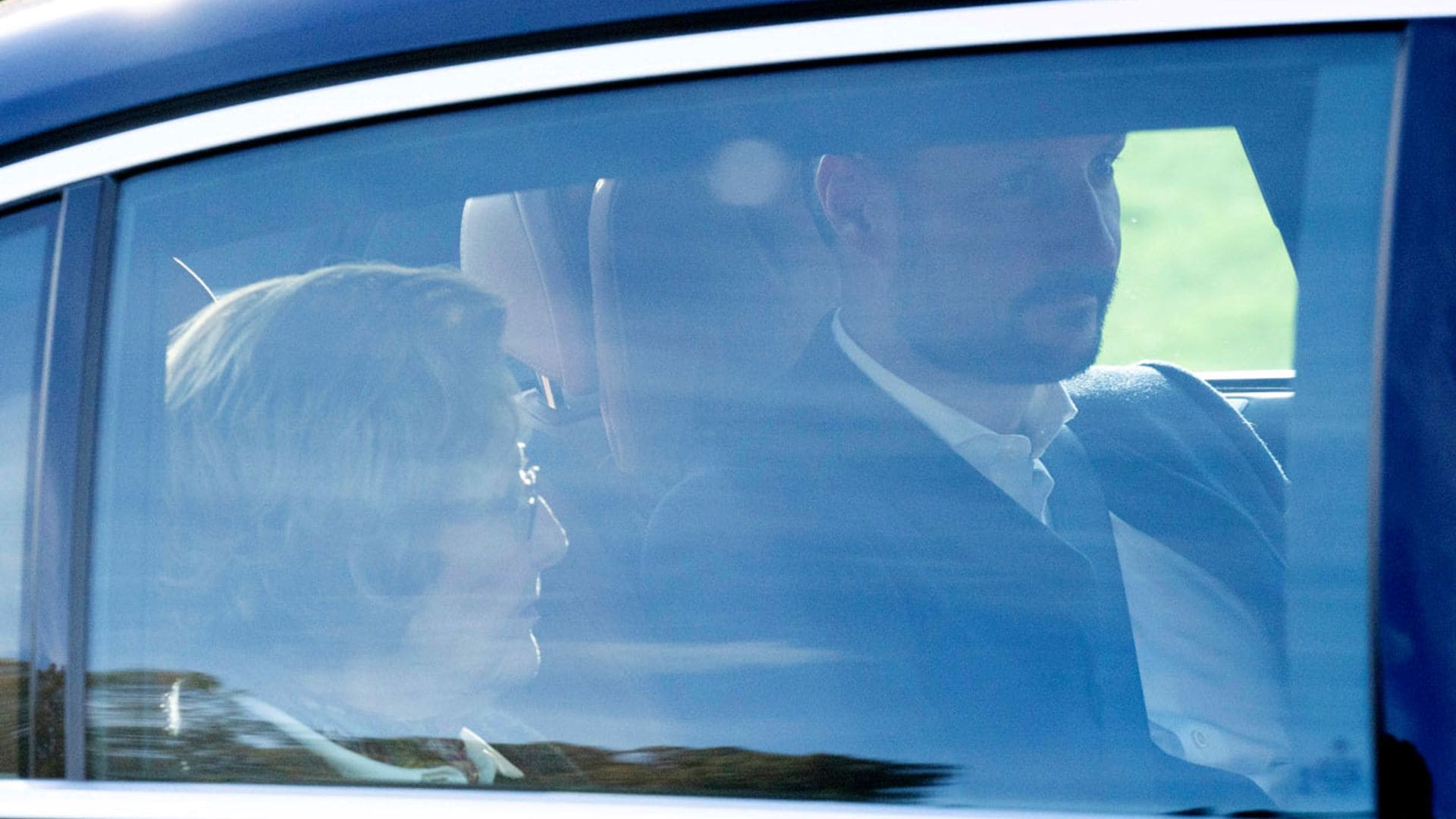 Sonia y Haakon de Noruega visitan al rey Harald en el hospital tras su intervención cardíaca