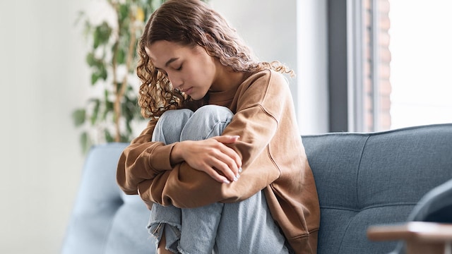 mujer joven deprimida