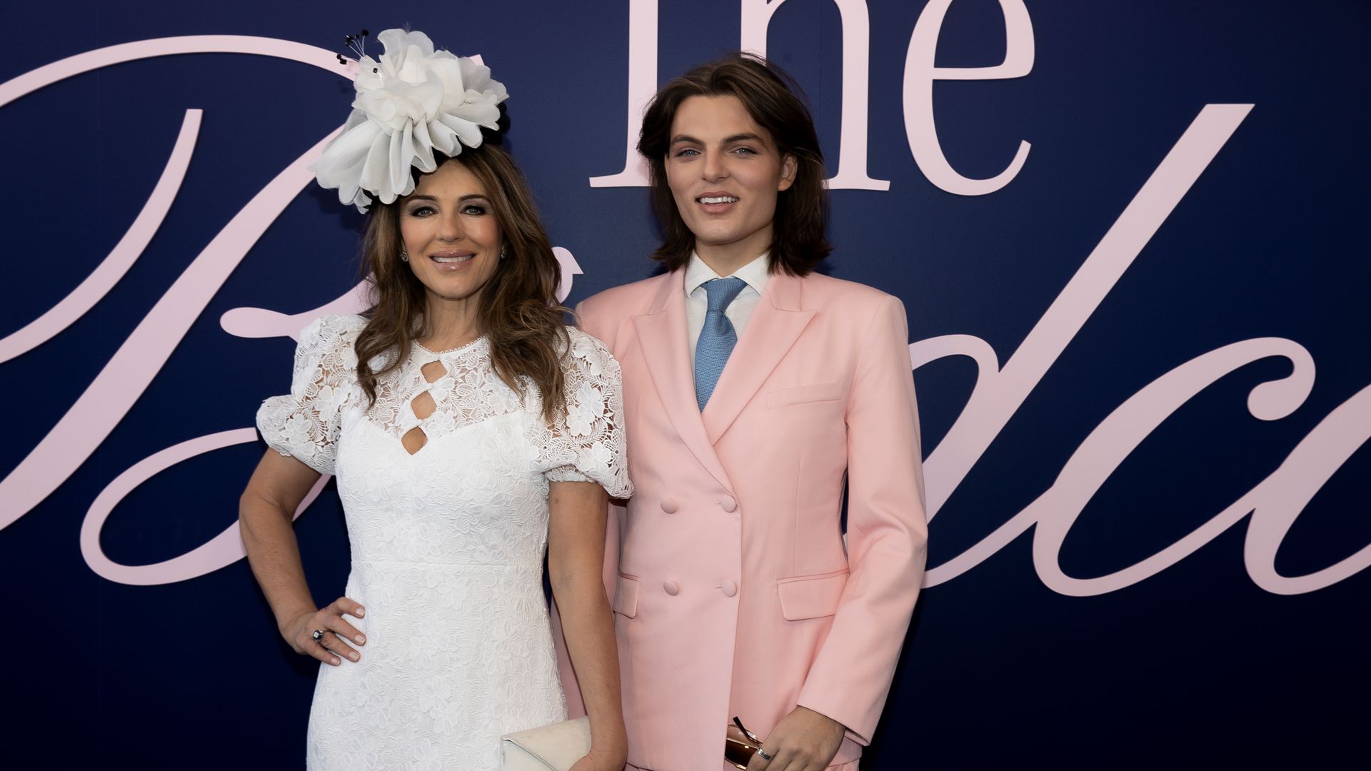 Elizabeth Hurley y su hijo modelo Damian, los invitados con más estilo de las carreras de caballos de Australia