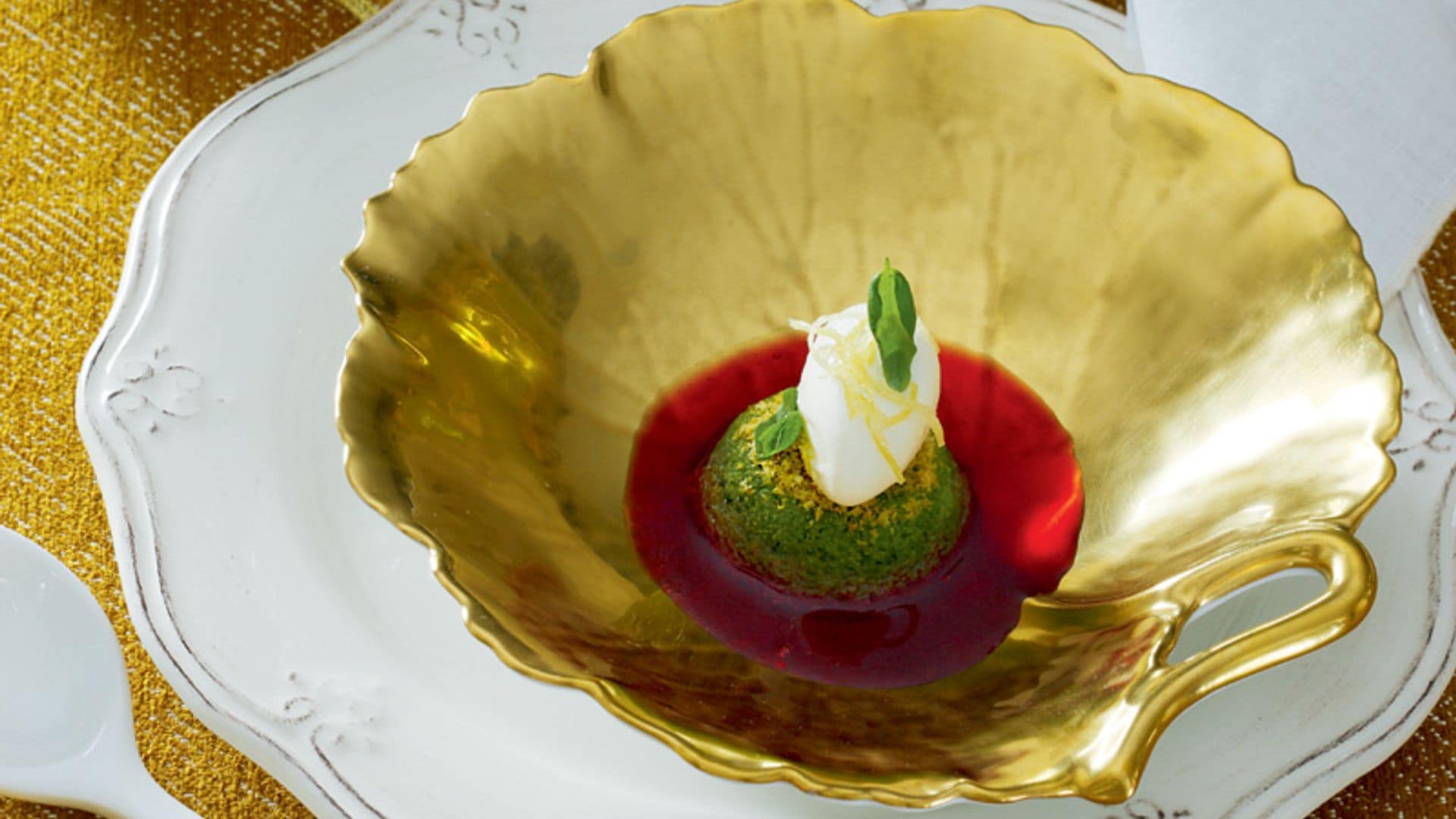 Consomé de frutos del bosque con helado y bizcocho de pistacho