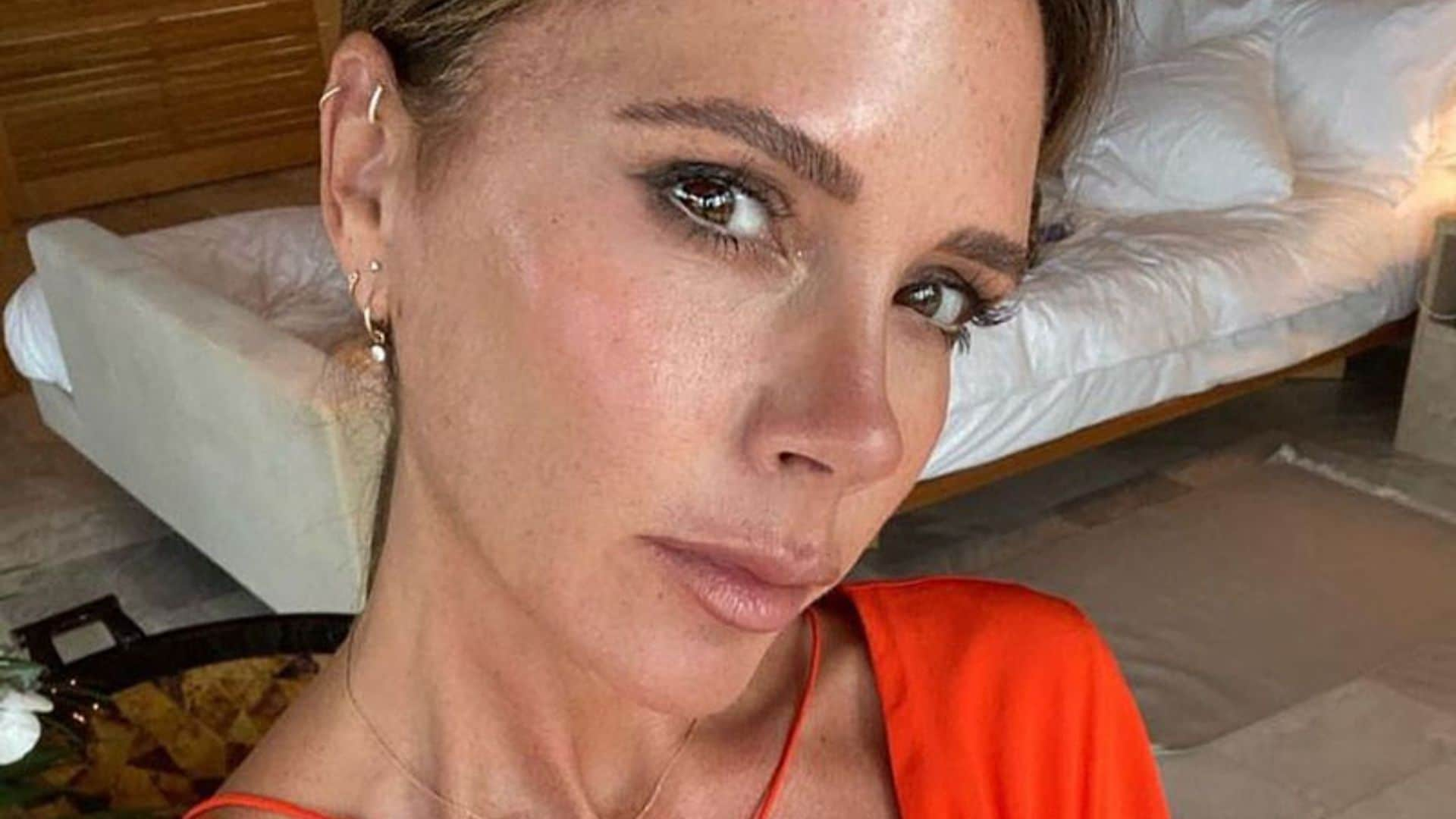 El colorete efecto frío es el mejor truco antiedad de Victoria Beckham