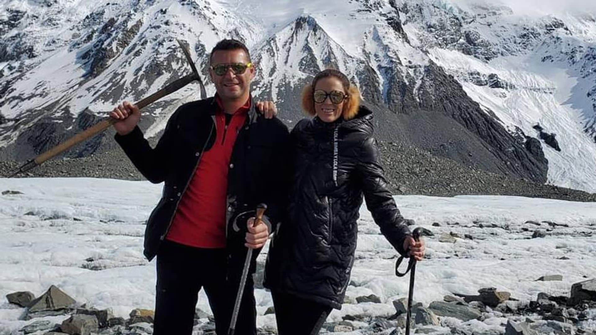 ¡De corazón aventurero! ‘Jacky’ Bracamontes explora un glaciar con su esposo